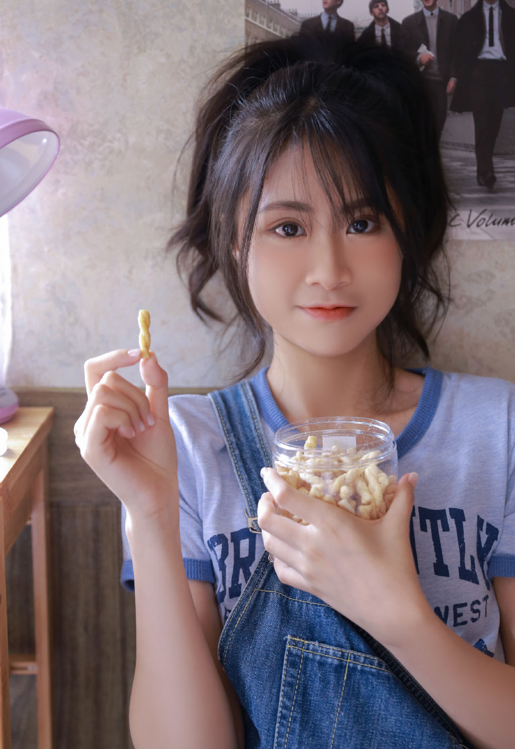 马尾辫美女牛仔背带裤居家写真