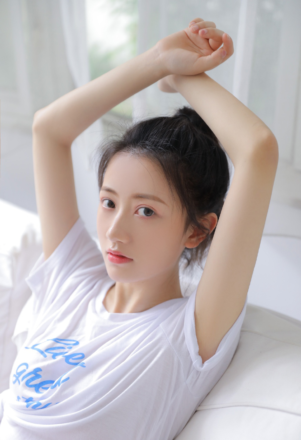 单马尾美少女小蛮腰大长腿写真