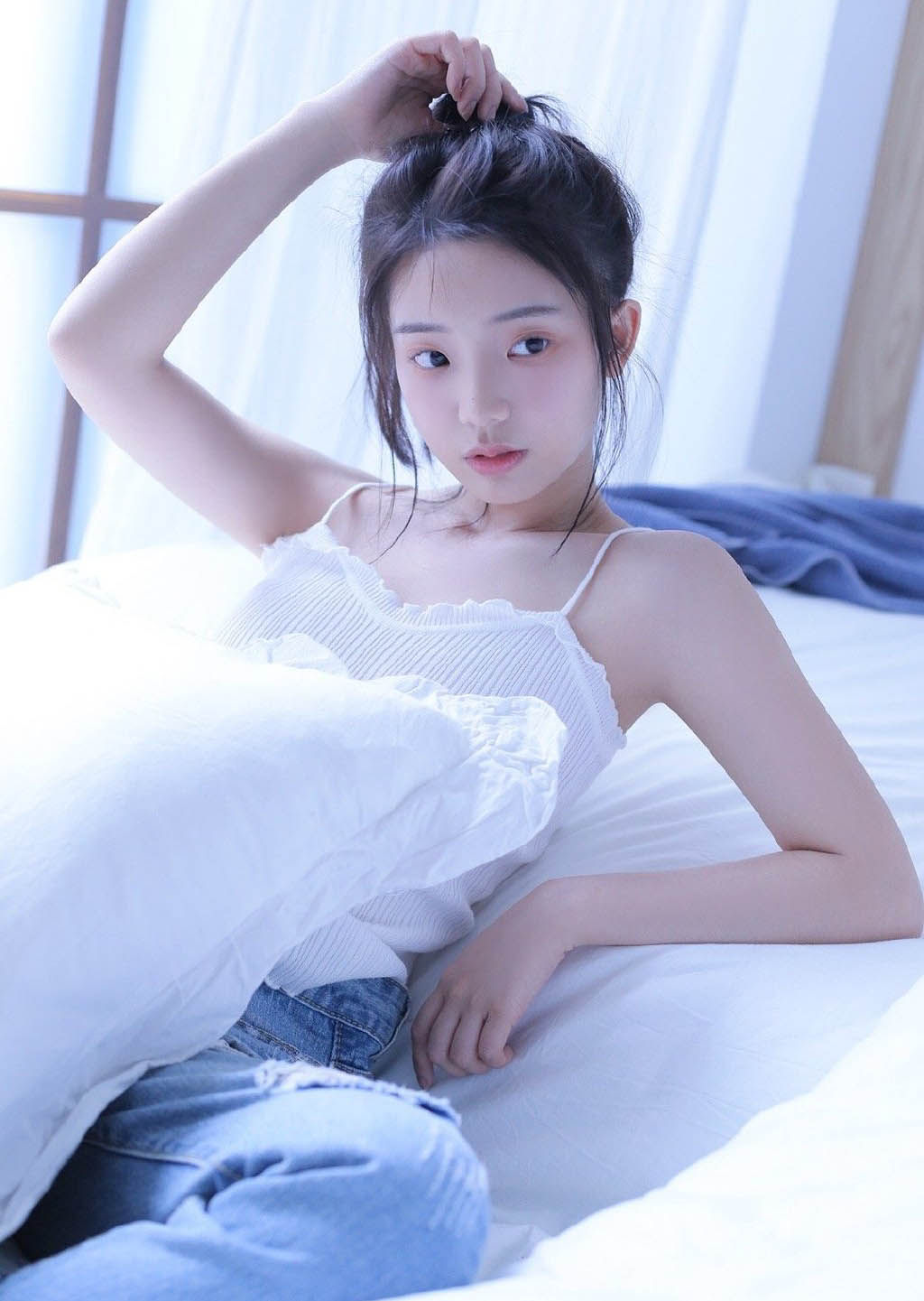 牛仔裤小姐姐吊带香肩床上写真