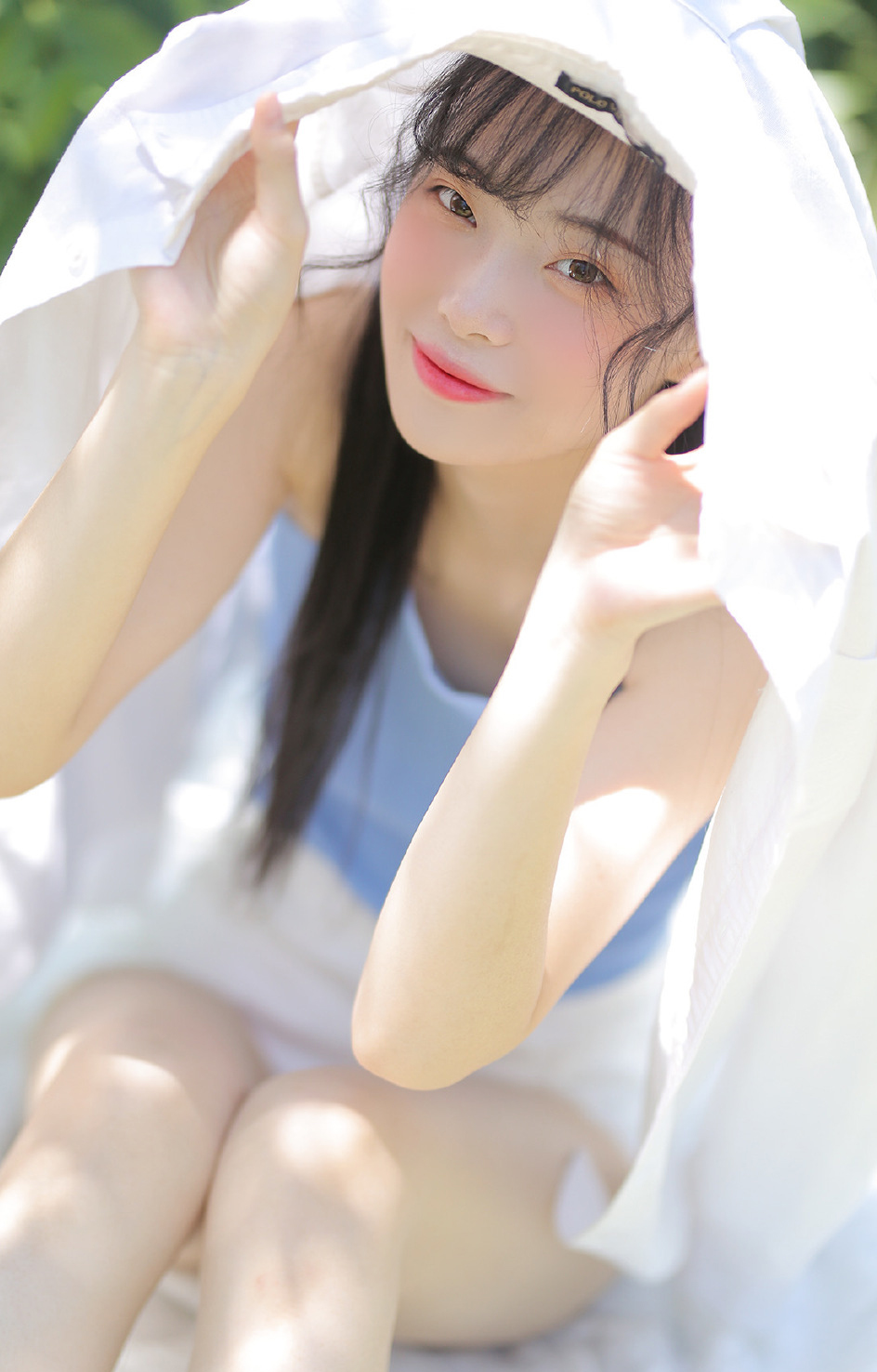 黑长直发美女清新气质户外写真