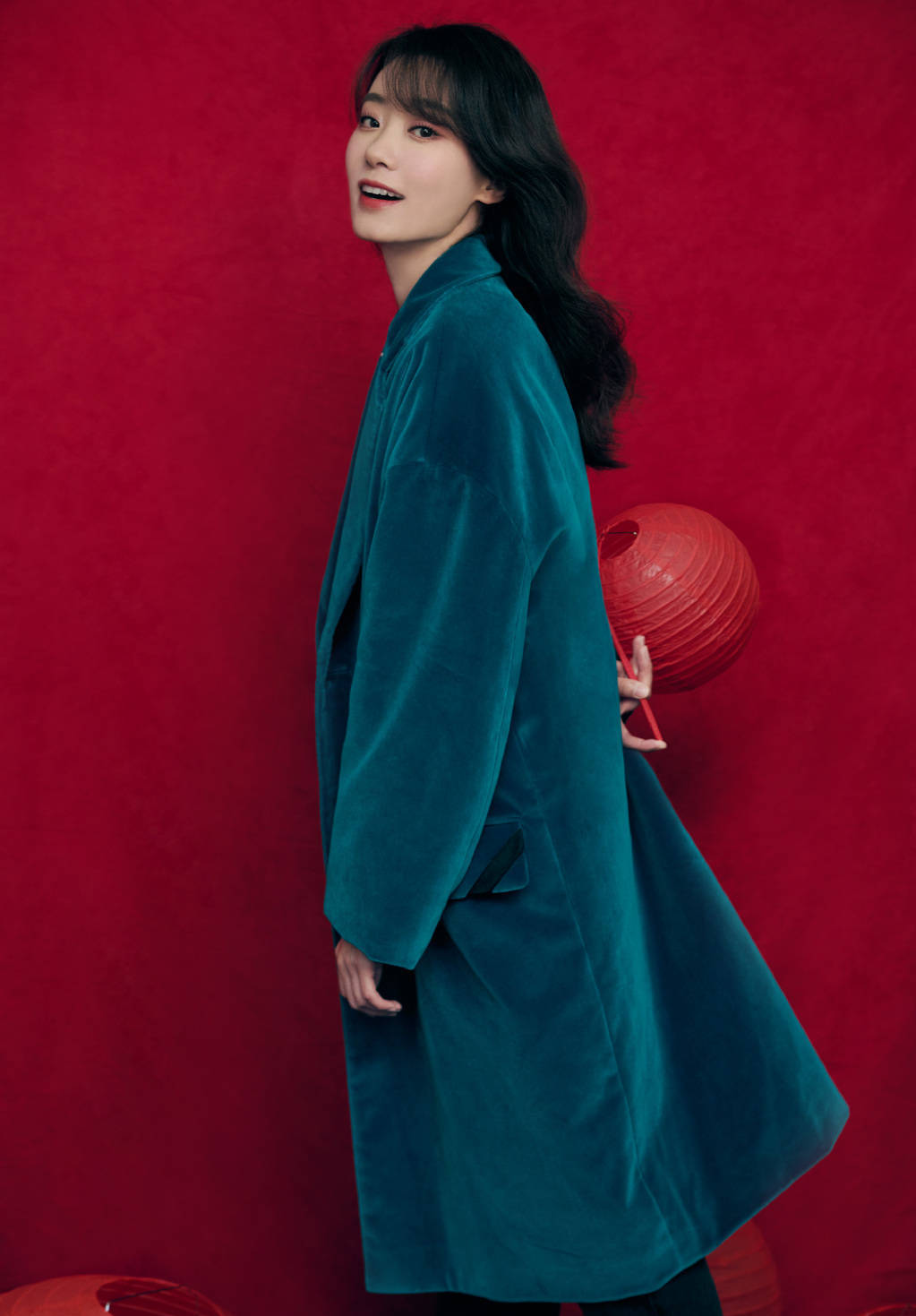 张小斐春晚造型写真释出 绿色大衣显优雅