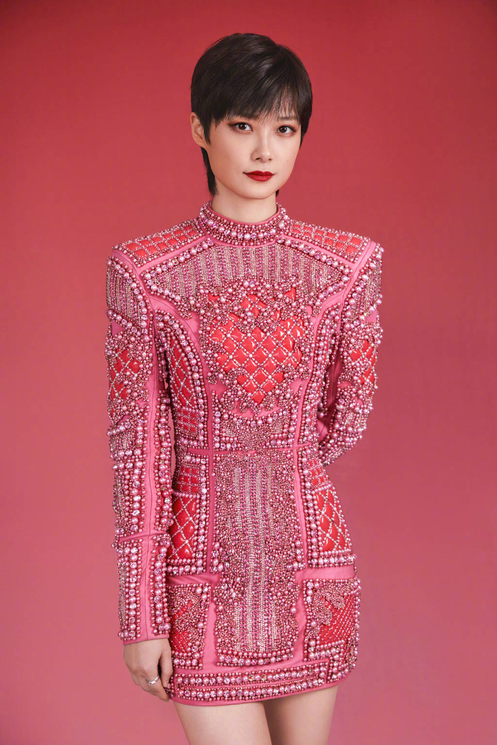 李宇春虎年春晚舞台造型释出 涂红唇气场飒