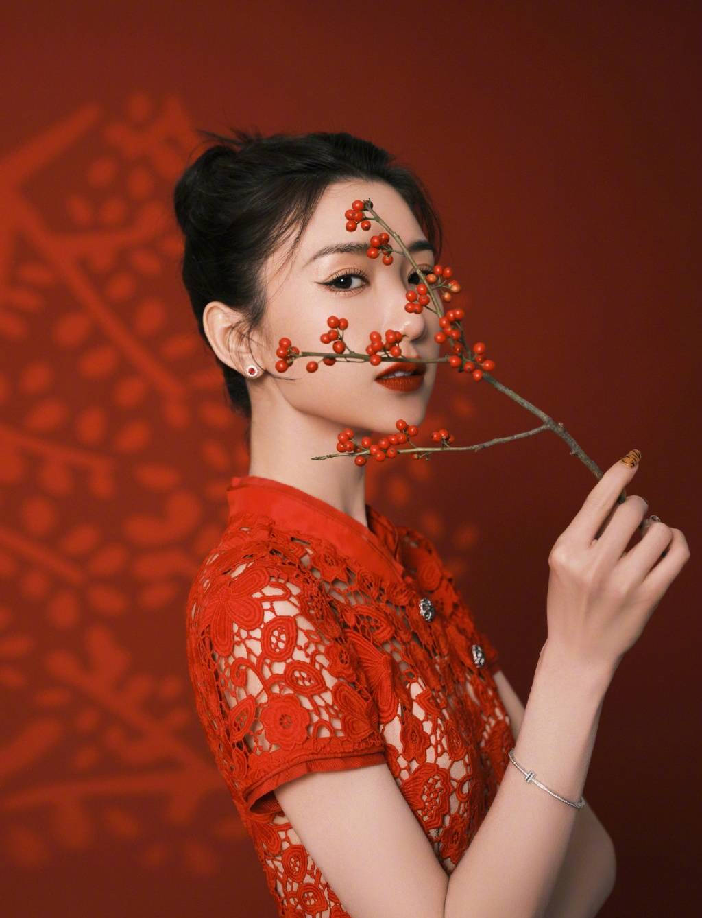 毛晓彤晒红裙美照喊话：妈妈我上春晚啦