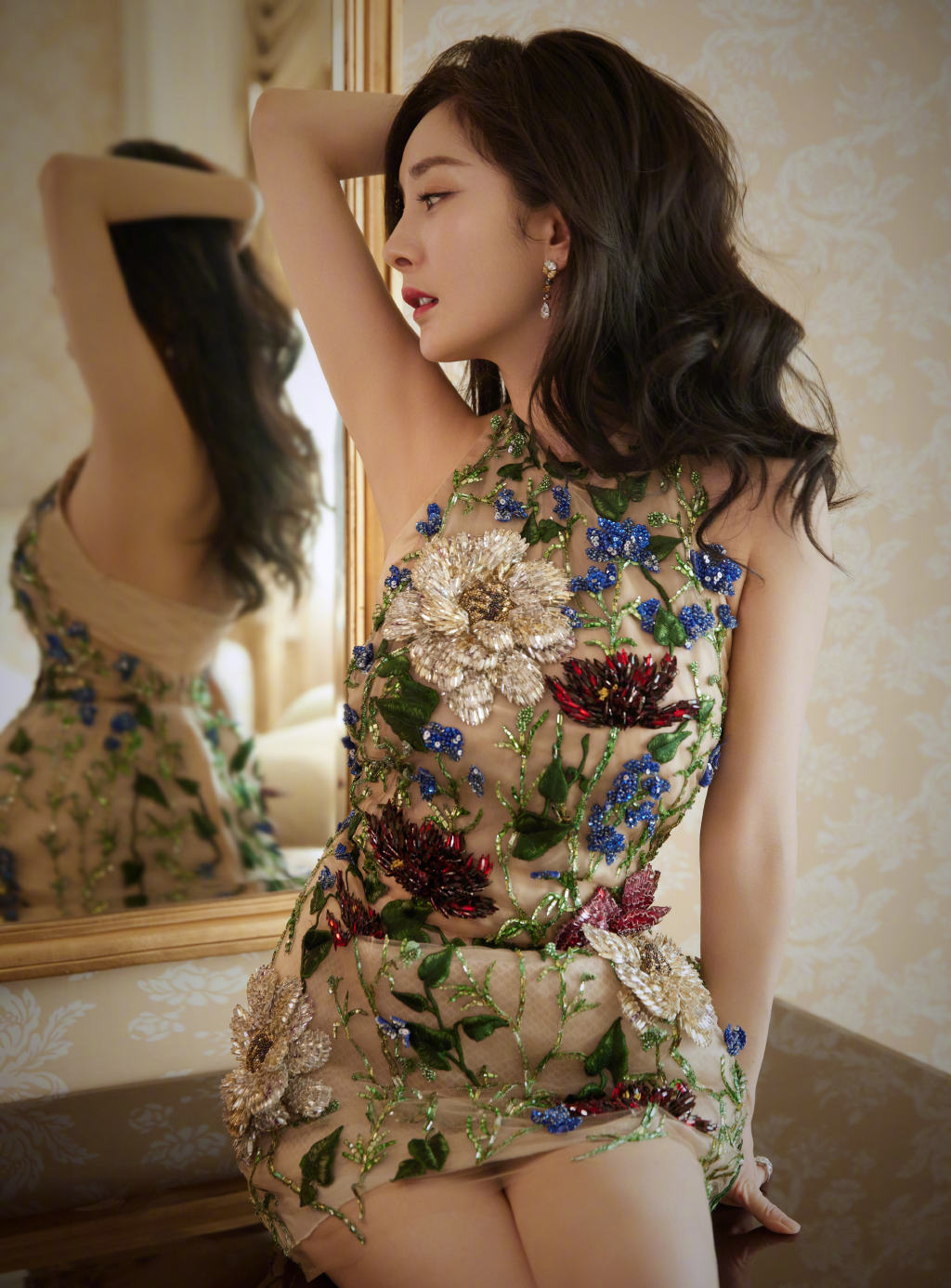 杨幂穿刺绣短裙秀长腿 披青色长纱显朦胧美