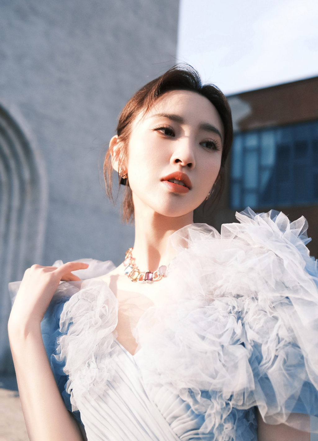 唐艺昕穿蓝色薄纱裙仙气足 皮肤白皙气质好