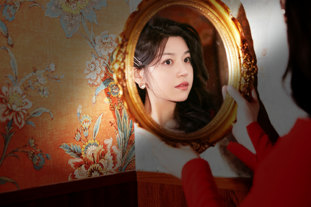 陈妍希穿红色修身拖地裙 对镜看眼神勾人