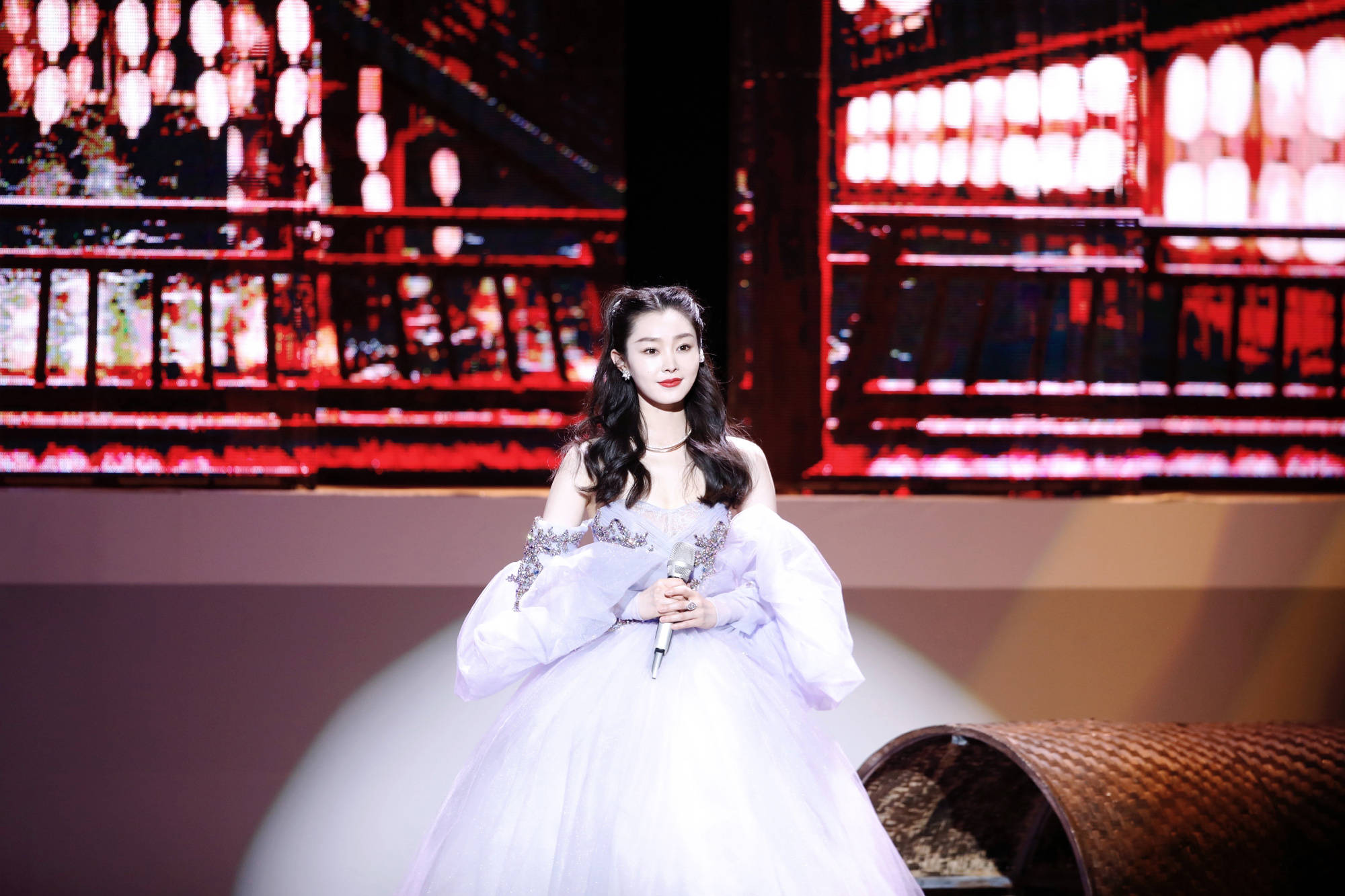 迪士尼在逃公主！宋轶穿紫色纱裙梦幻浪漫