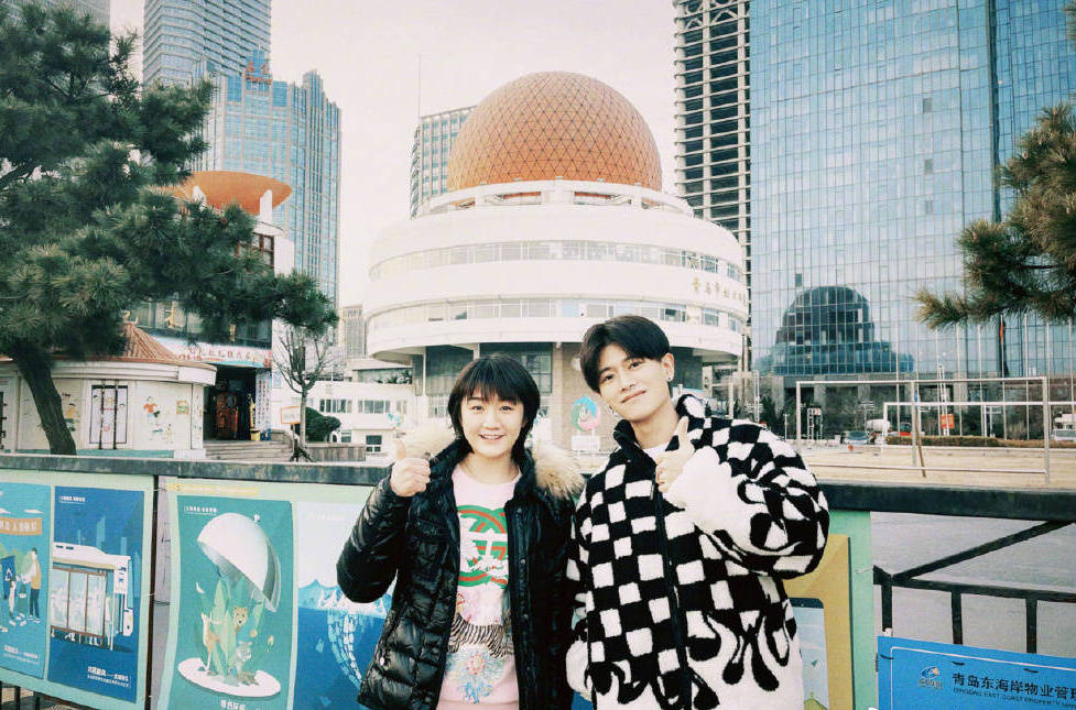 任嘉伦与奥运冠军陈梦同游幼时训练场地