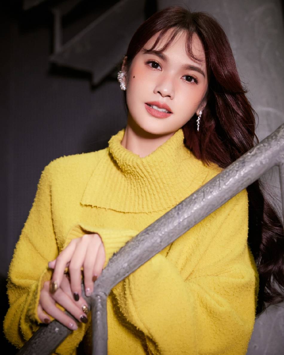 杨丞琳穿黄毛衣搭配慵懒妆容 软糯温柔