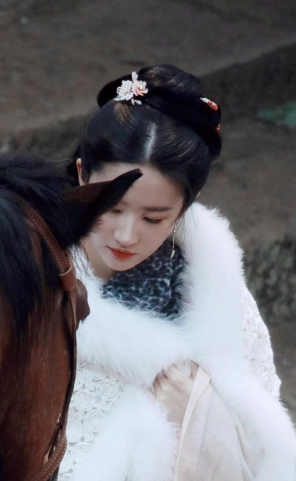 刘亦菲新剧路透曝光 白衣盘发造型又美又仙