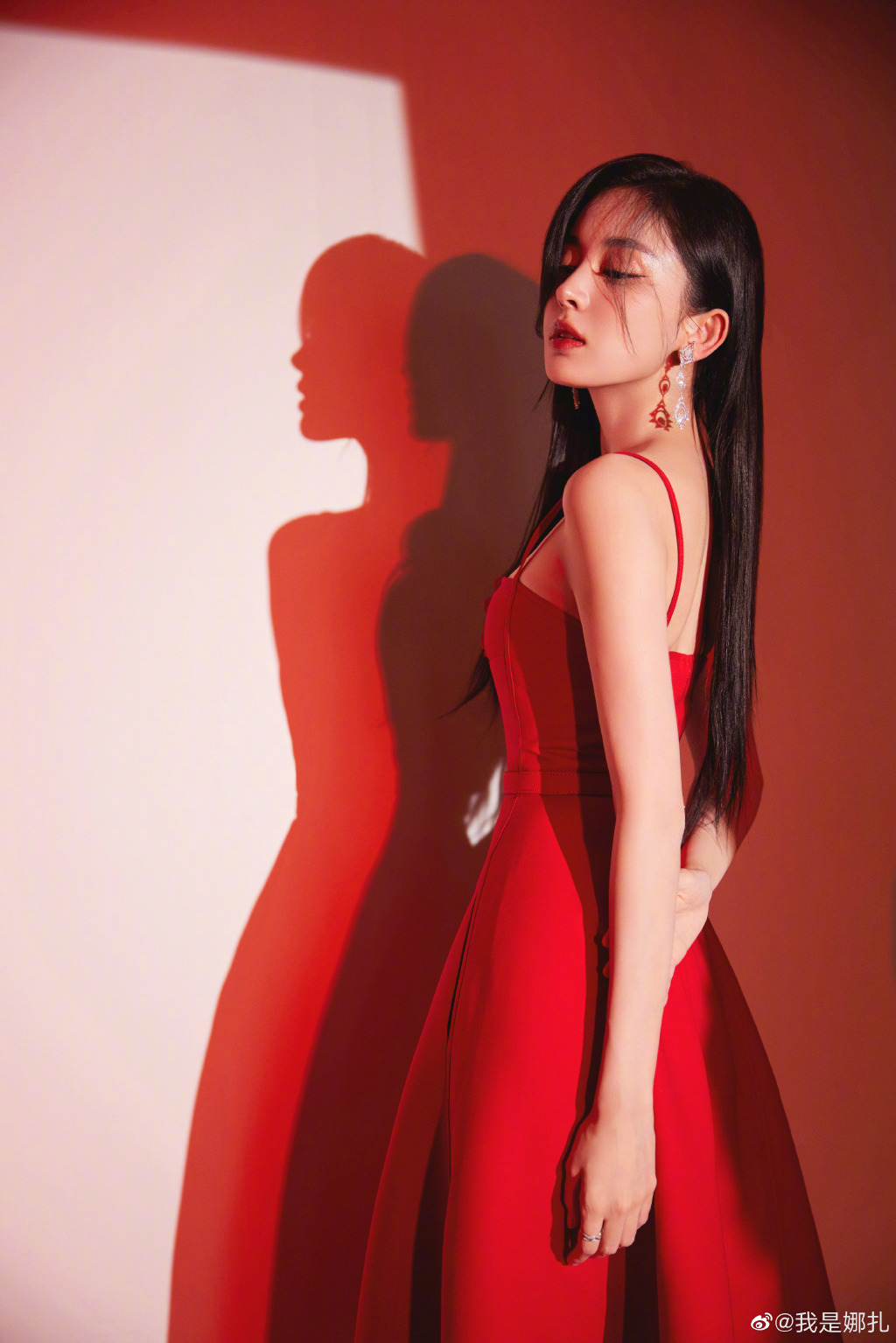 娜扎穿吊带红裙娇艳夺目 五官精致迷人
