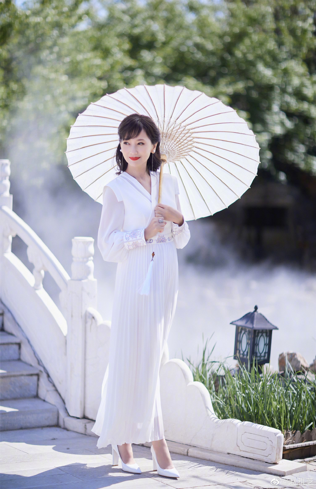 赵雅芝穿白裙优雅迷人 撑油纸伞漫步桥上  第2张