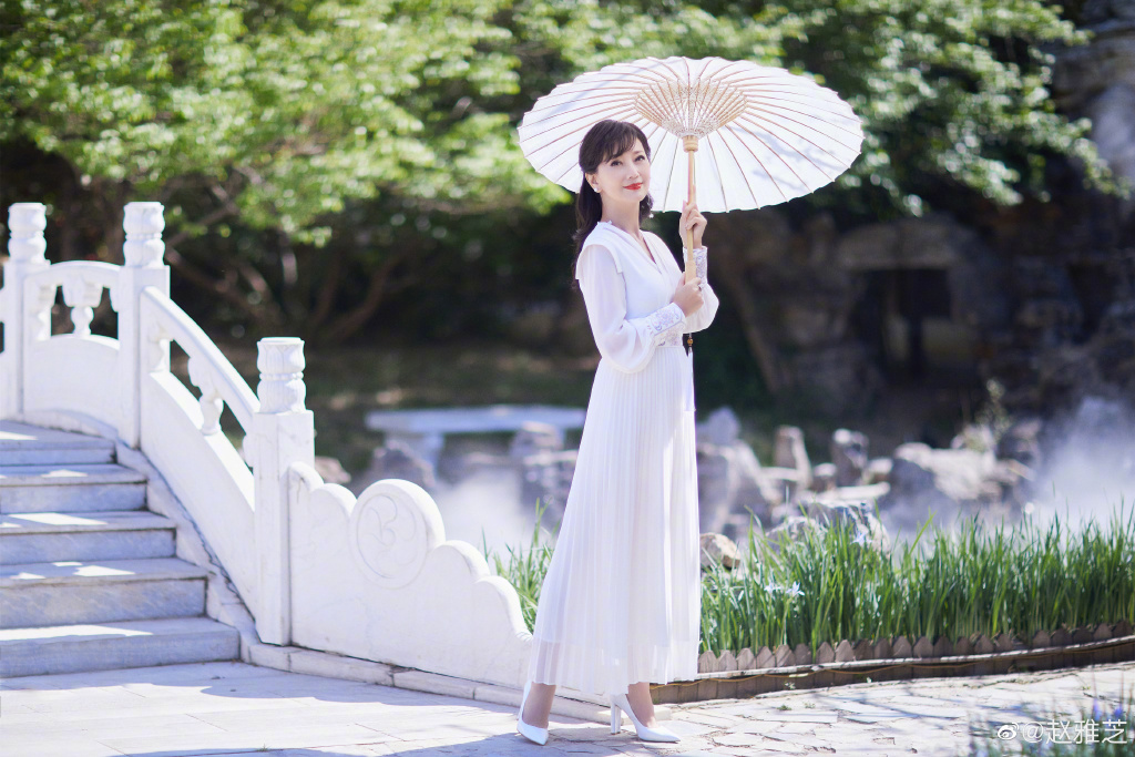 赵雅芝穿白裙优雅迷人 撑油纸伞漫步桥上  第6张