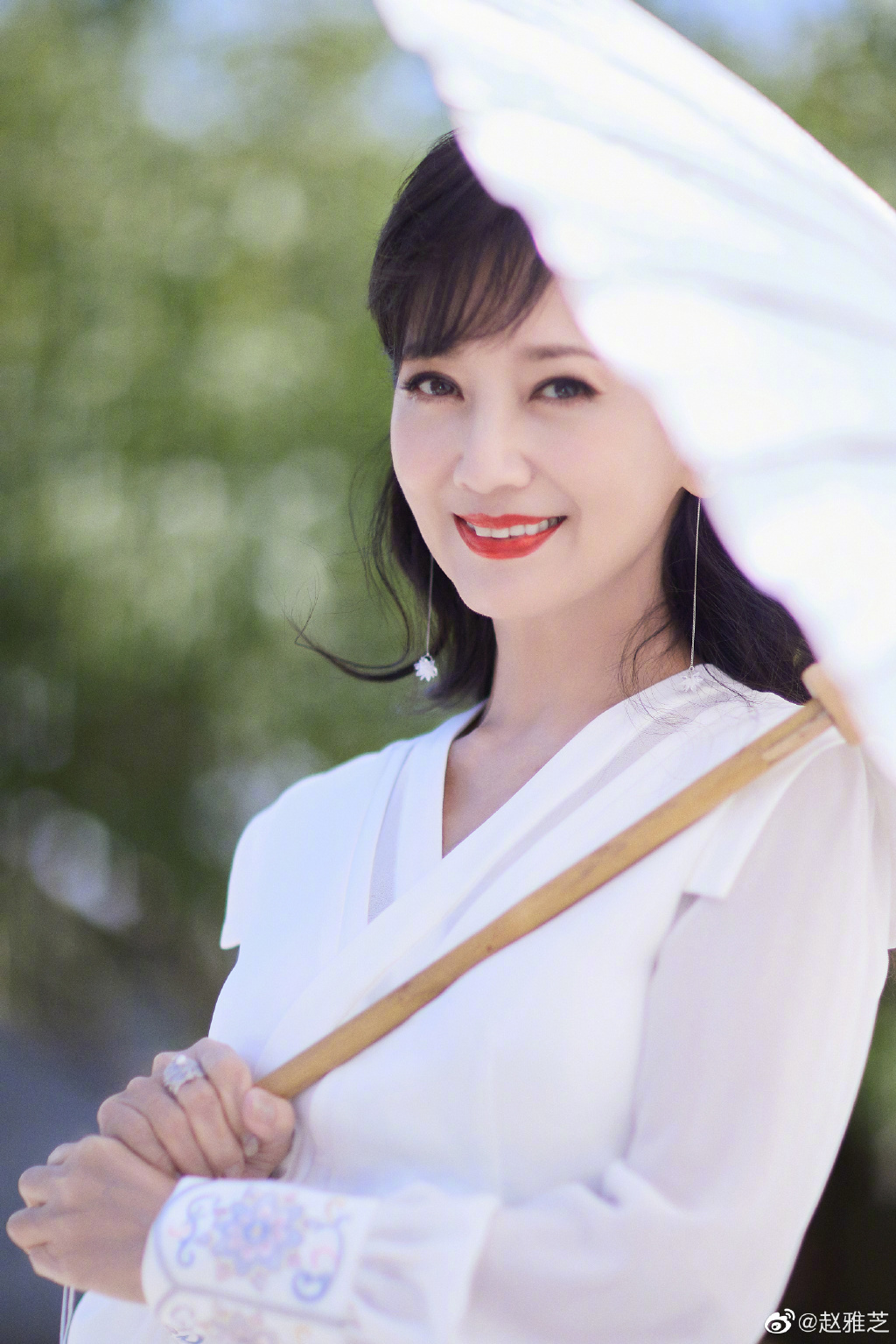 赵雅芝穿白裙优雅迷人 撑油纸伞漫步桥上  第2张