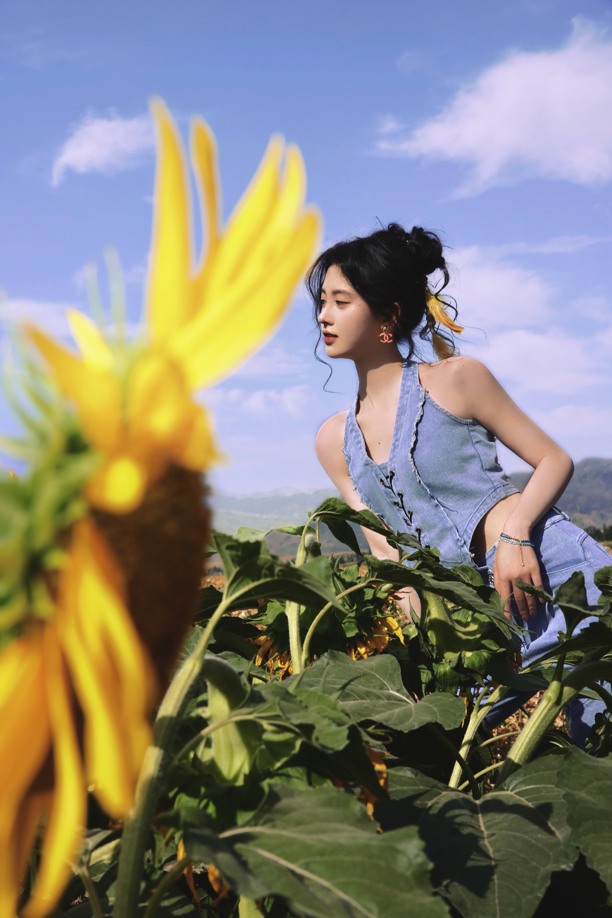 鞠婧祎向日葵花田拍美照 露香肩薄背秀身材  第3张