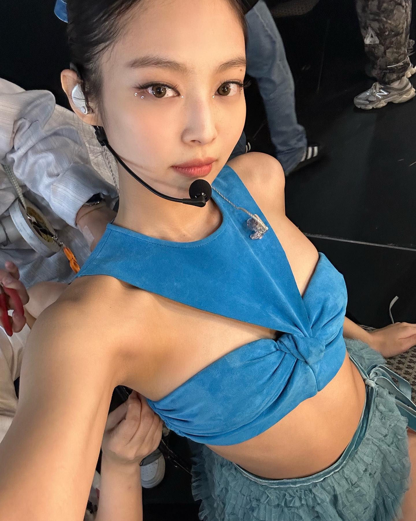 Jennie巡演幕后照 妆容精致露肩装性感可爱