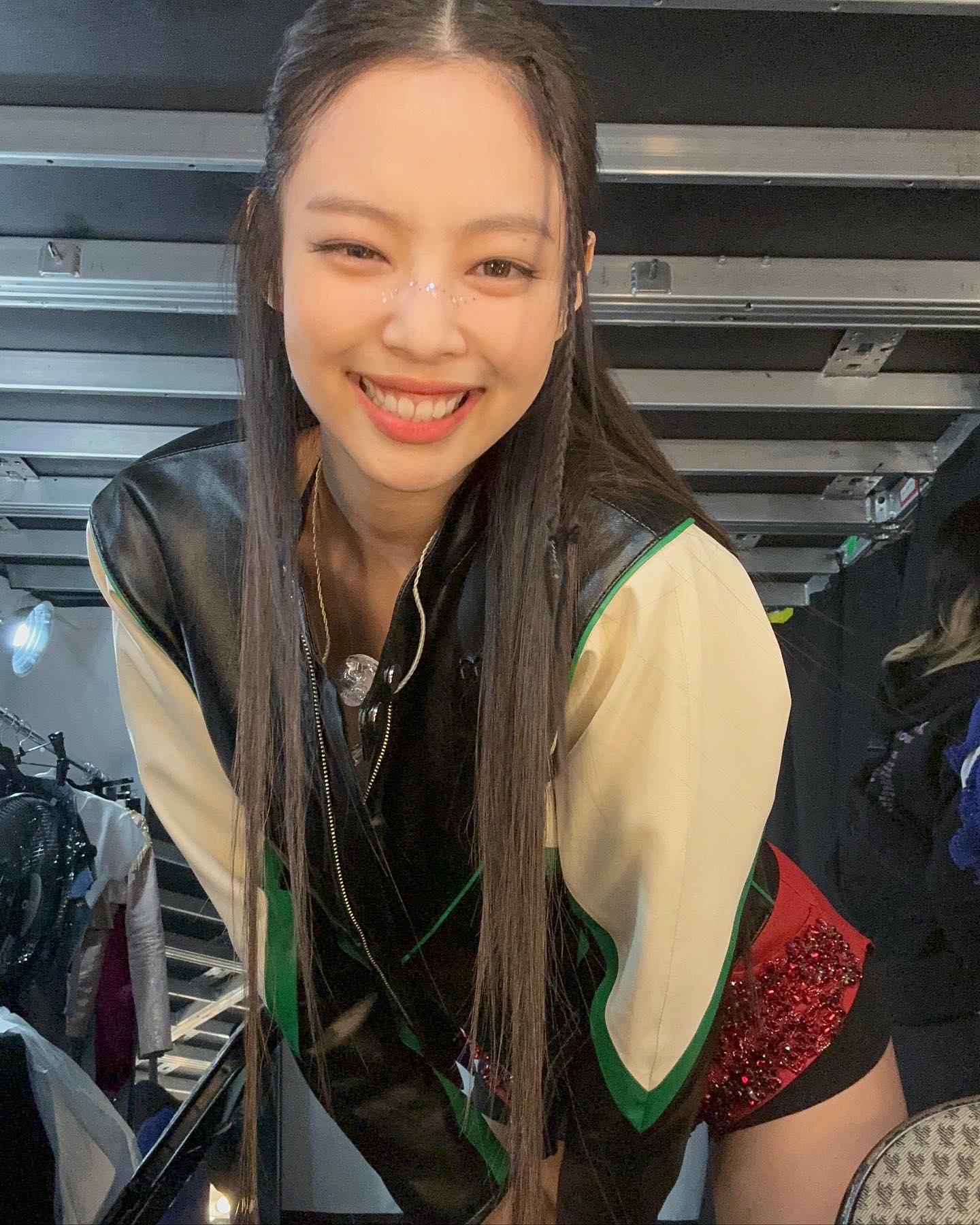 Jennie巡演幕后照 妆容精致露肩装性感可爱  第7张