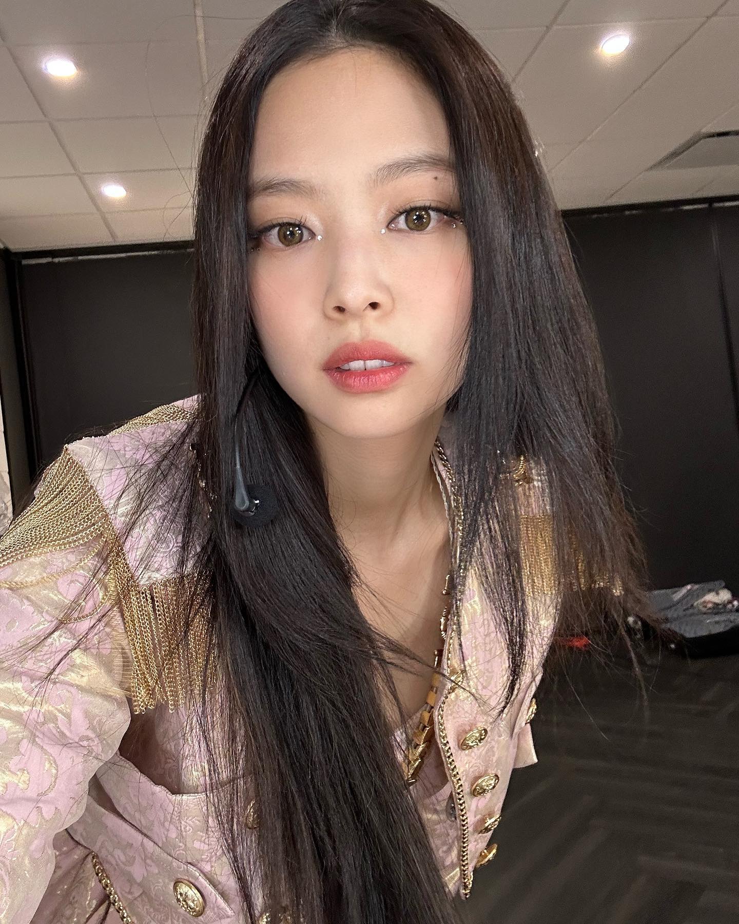 Jennie巡演幕后照 妆容精致露肩装性感可爱  第9张