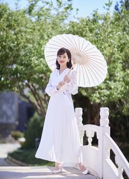 赵雅芝穿白裙优雅迷人 撑油纸伞漫步桥上