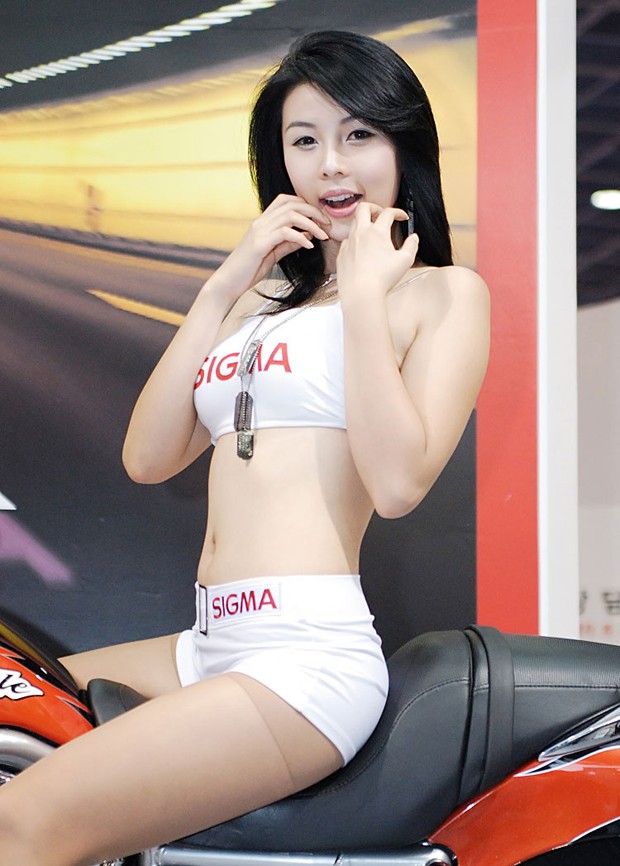 韩国人气车模黄美姬车展上扮嫩图  第3张
