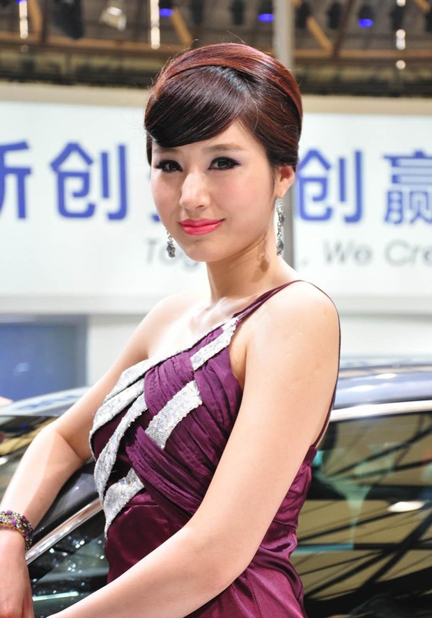 2011年上海大众车展2号顶级车模  第2张