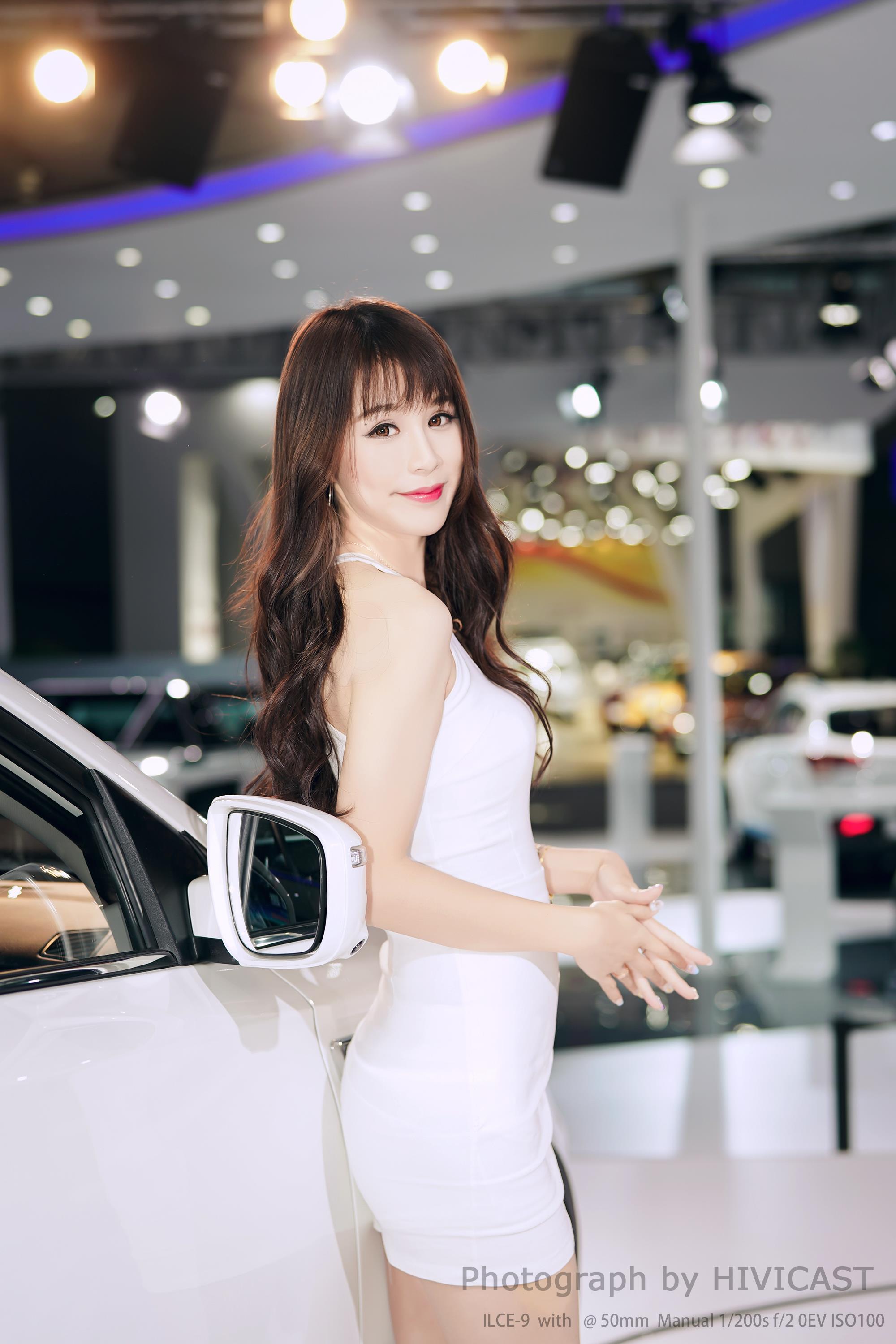 2017广州车展 华泰汽车展台 身穿白色吊脖连身裙的美女车模  第7张