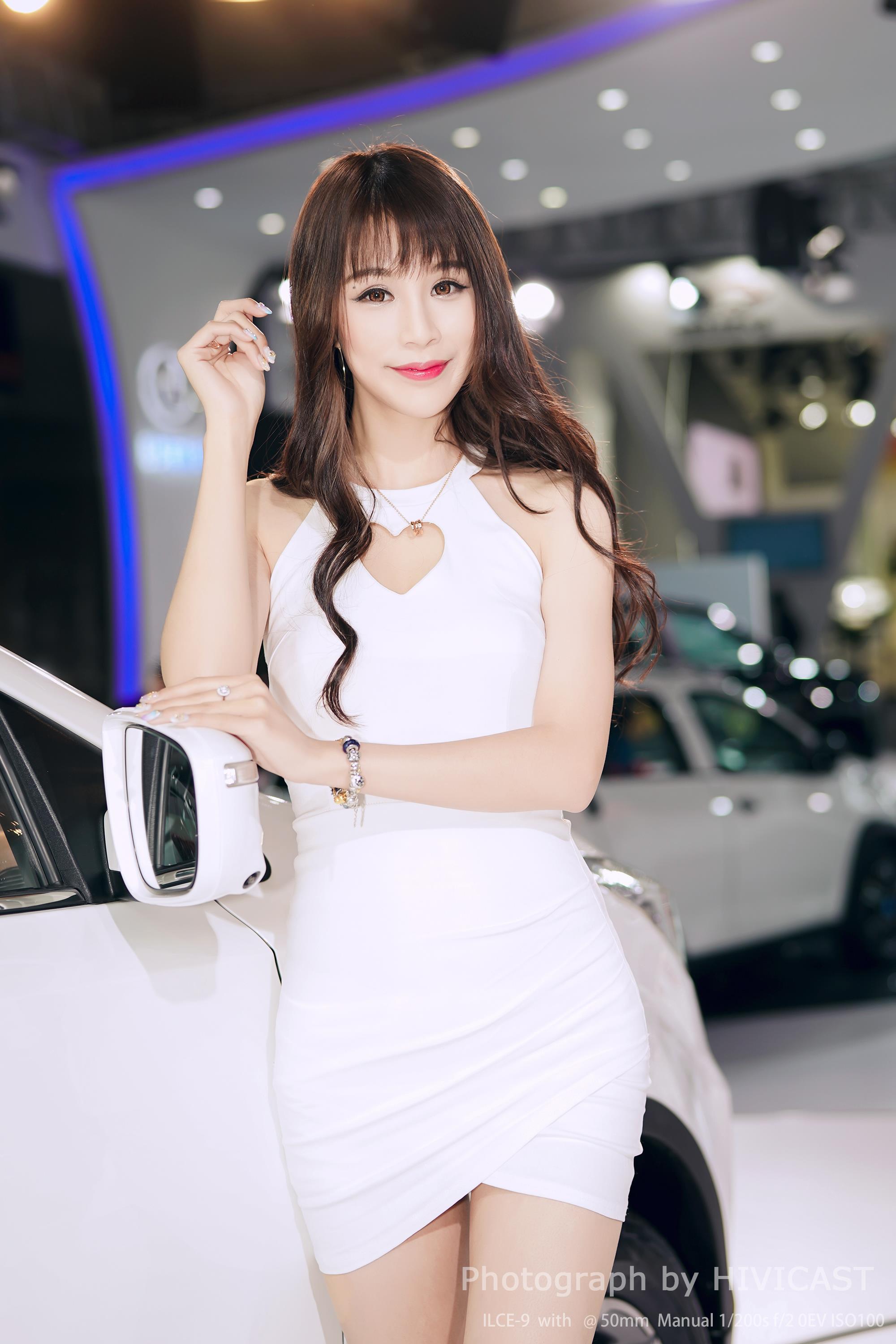 2017广州车展 华泰汽车展台 身穿白色吊脖连身裙的美女车模  第8张
