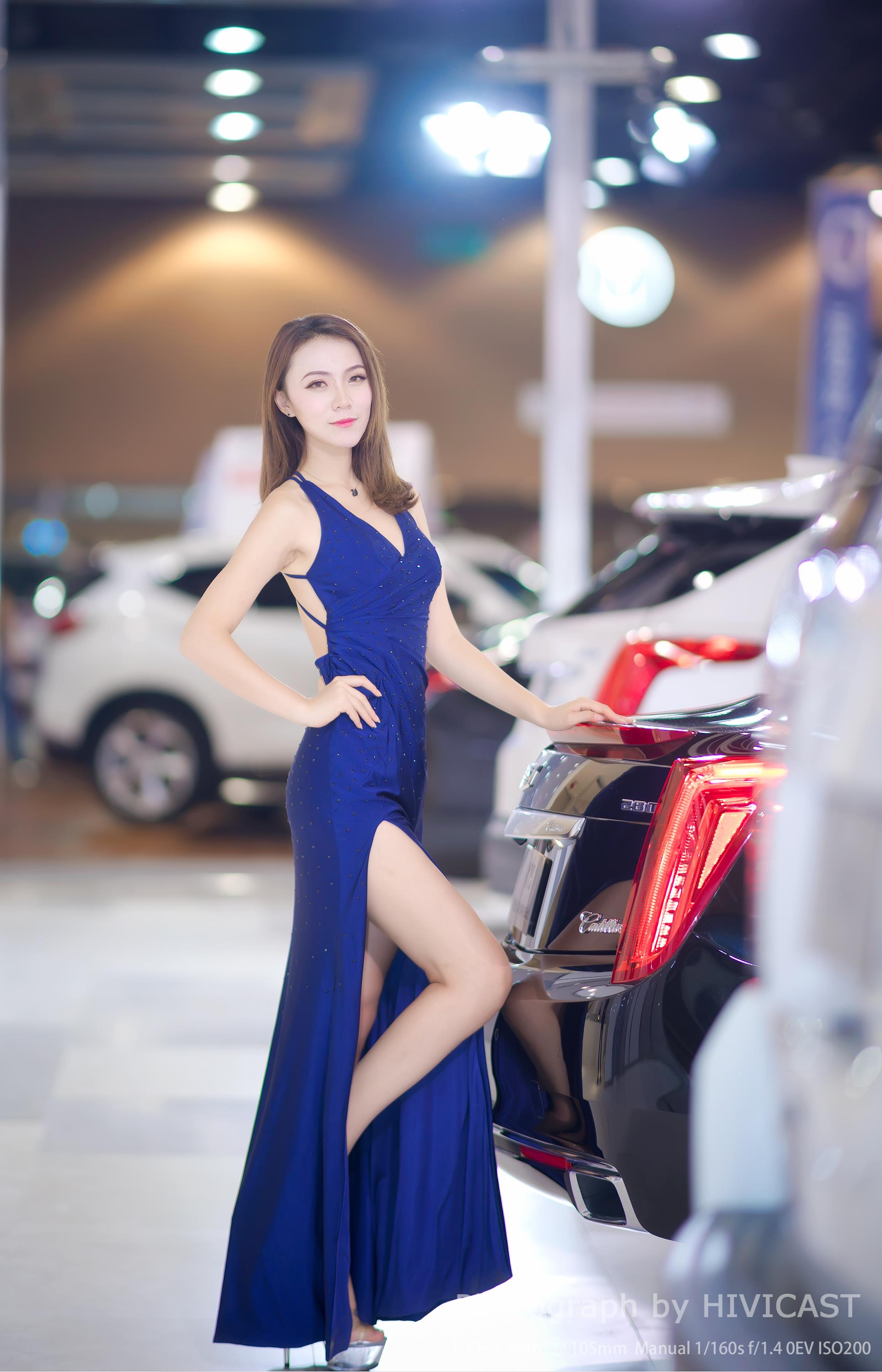 2017沈阳车展 北京现代汽车展台 美女车模蓝色高叉裸背连身裙写真  第3张