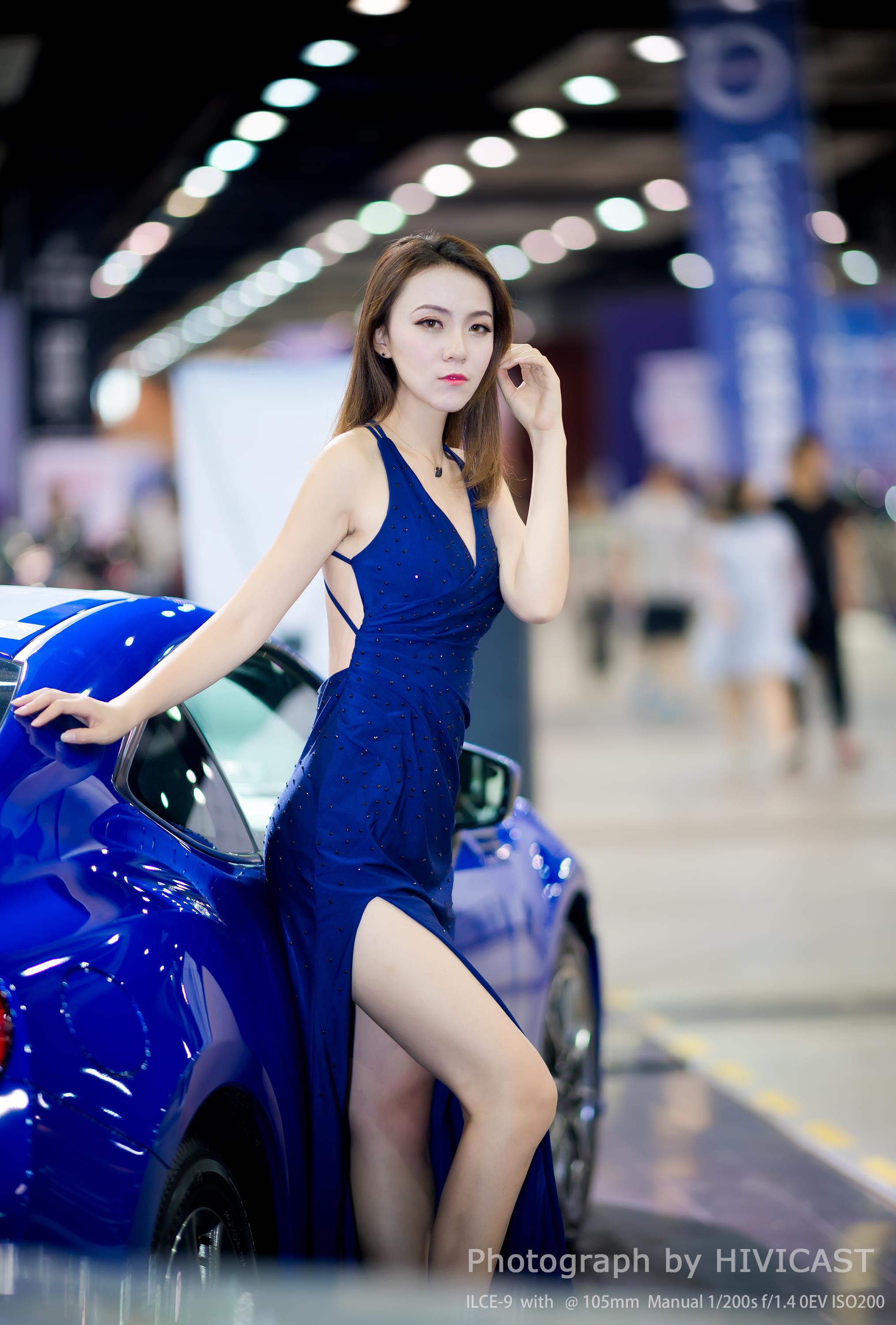 2017沈阳车展 北京现代汽车展台 美女车模蓝色高叉裸背连身裙写真  第5张