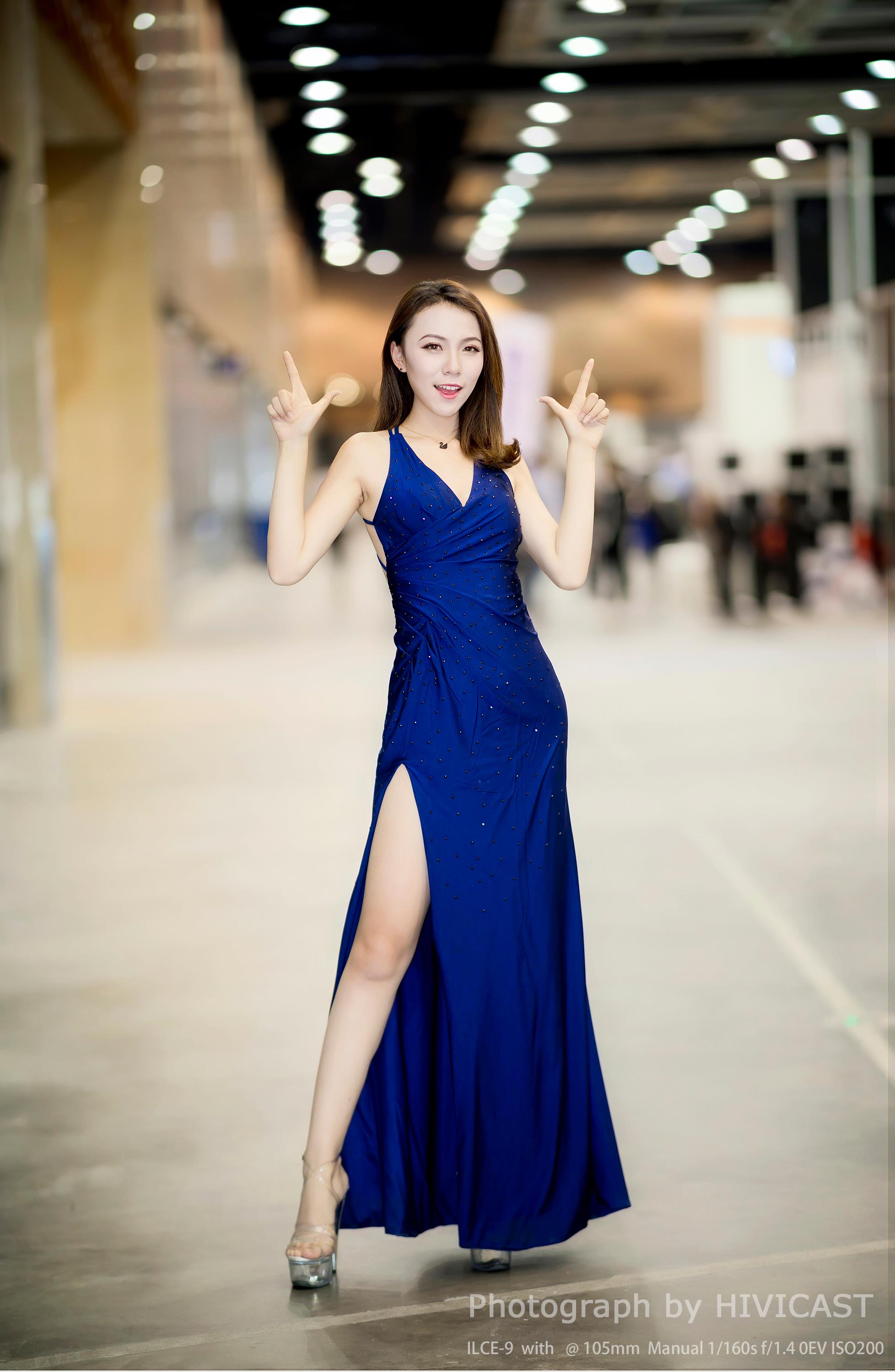 2017沈阳车展 北京现代汽车展台 美女车模蓝色高叉裸背连身裙写真  第9张