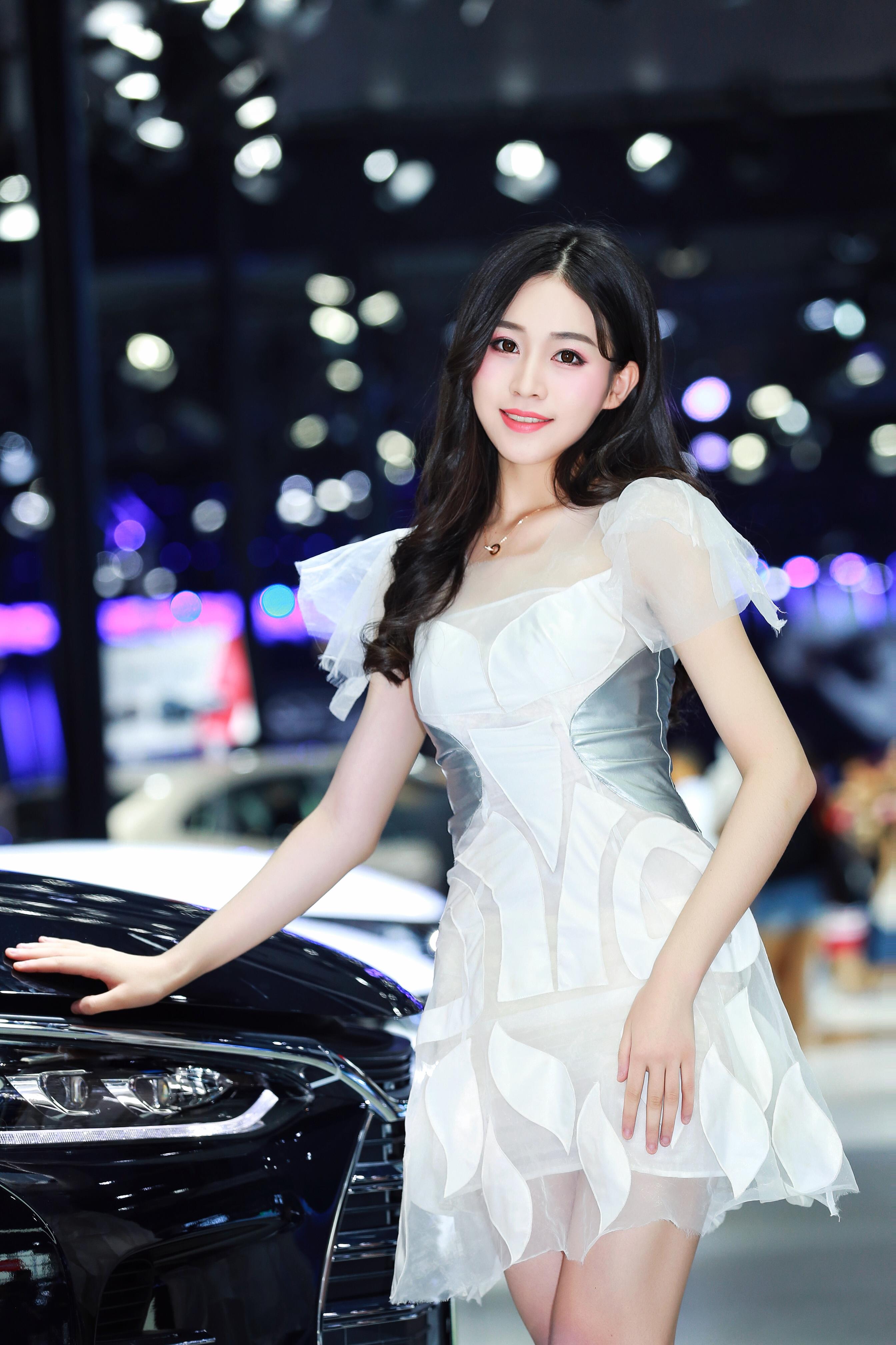 成都国际车展比亚迪展台美女车模 刘婷DDuu 白色透视连衣裙性感写真  第2张