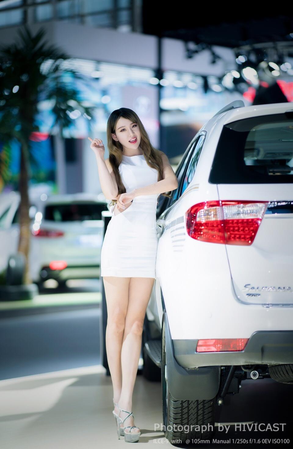 2017广州车展 北京福田汽车展台 身穿白色紧身连身裙的美女车模