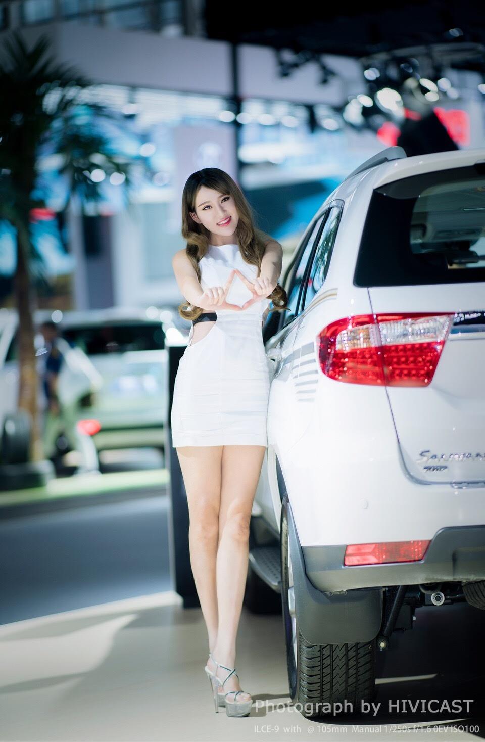 2017广州车展 北京福田汽车展台 身穿白色紧身连身裙的美女车模  第2张