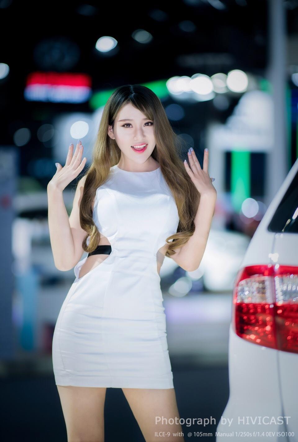 2017广州车展 北京福田汽车展台 身穿白色紧身连身裙的美女车模  第3张