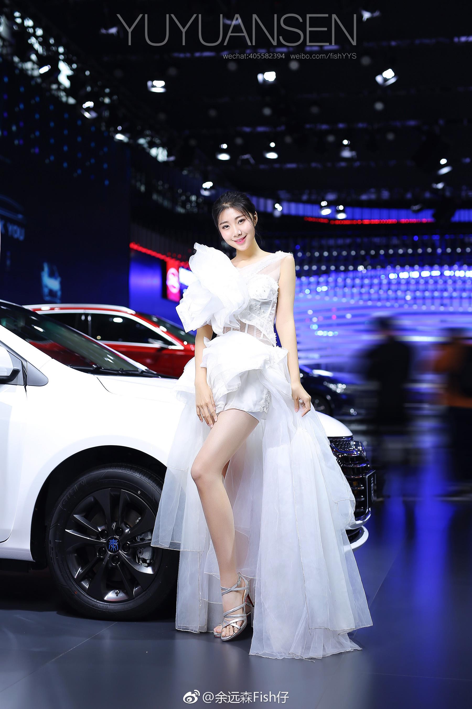 2017广州车展 比亚迪展台 美女车模 高以宁 白色婚纱礼裙  第1张