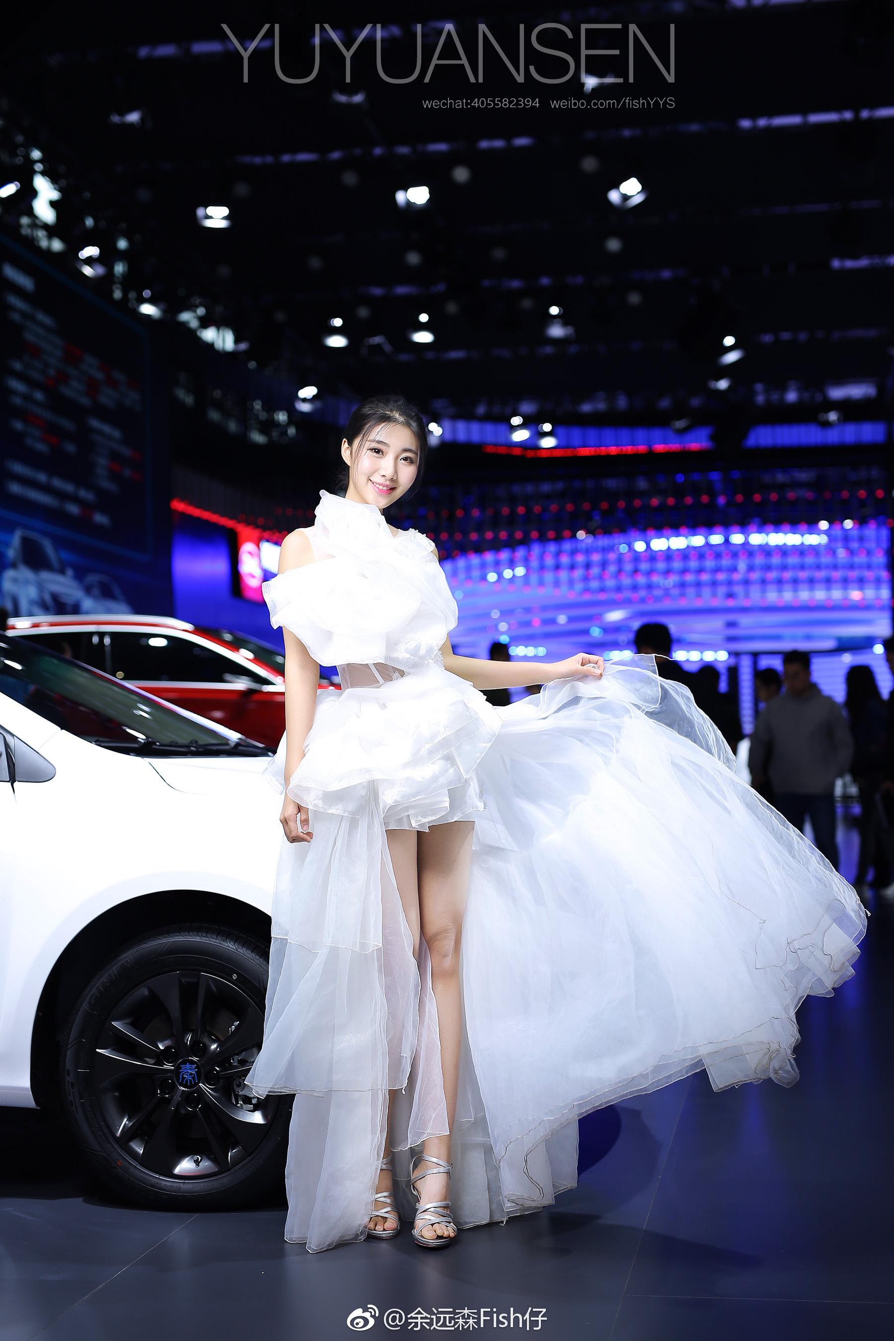 2017广州车展 比亚迪展台 美女车模 高以宁 白色婚纱礼裙  第2张