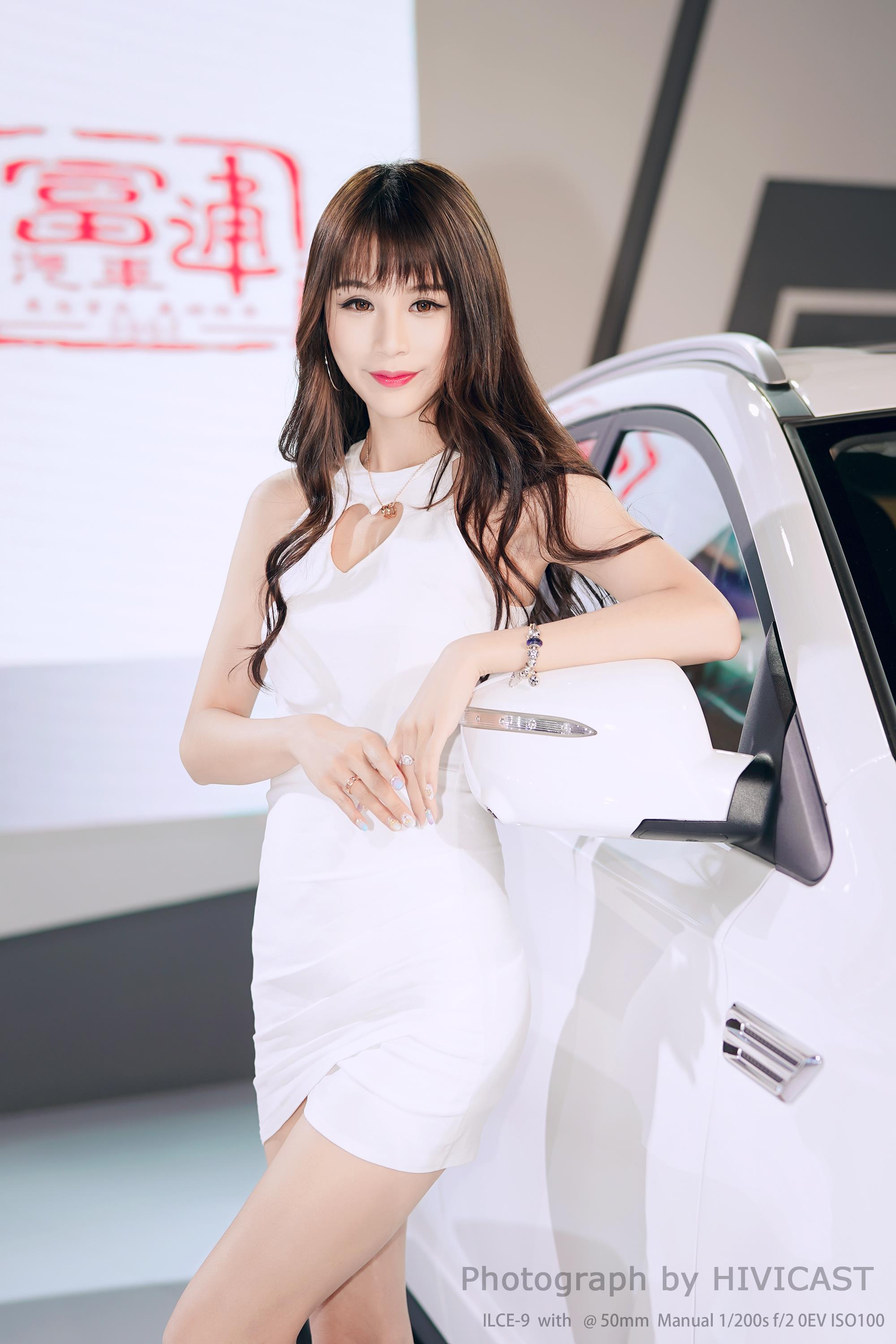 2017广州车展 华泰汽车展台 身穿白色吊脖连身裙的美女车模  第2张