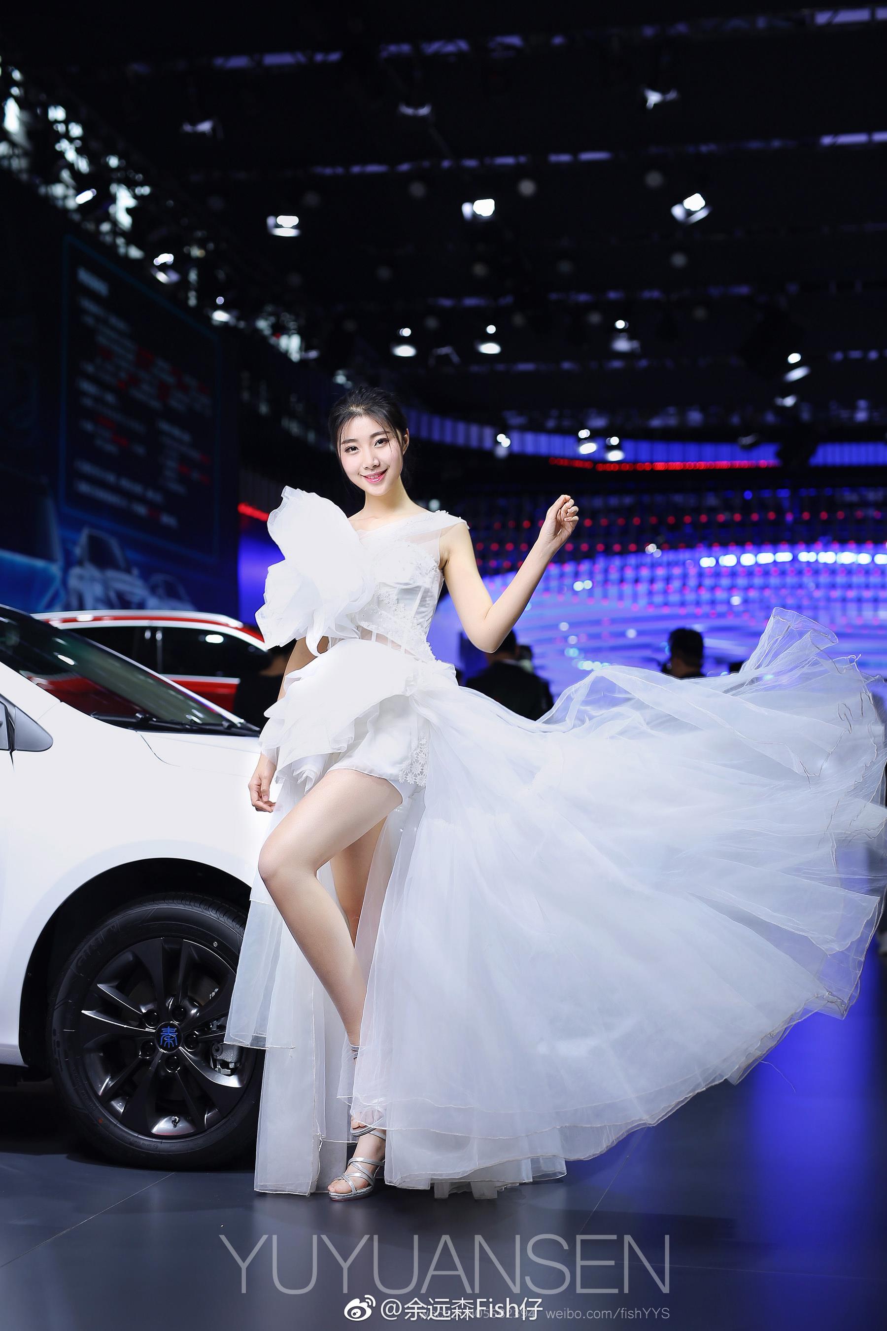 2017广州车展 比亚迪展台 美女车模 高以宁 白色婚纱礼裙  第3张