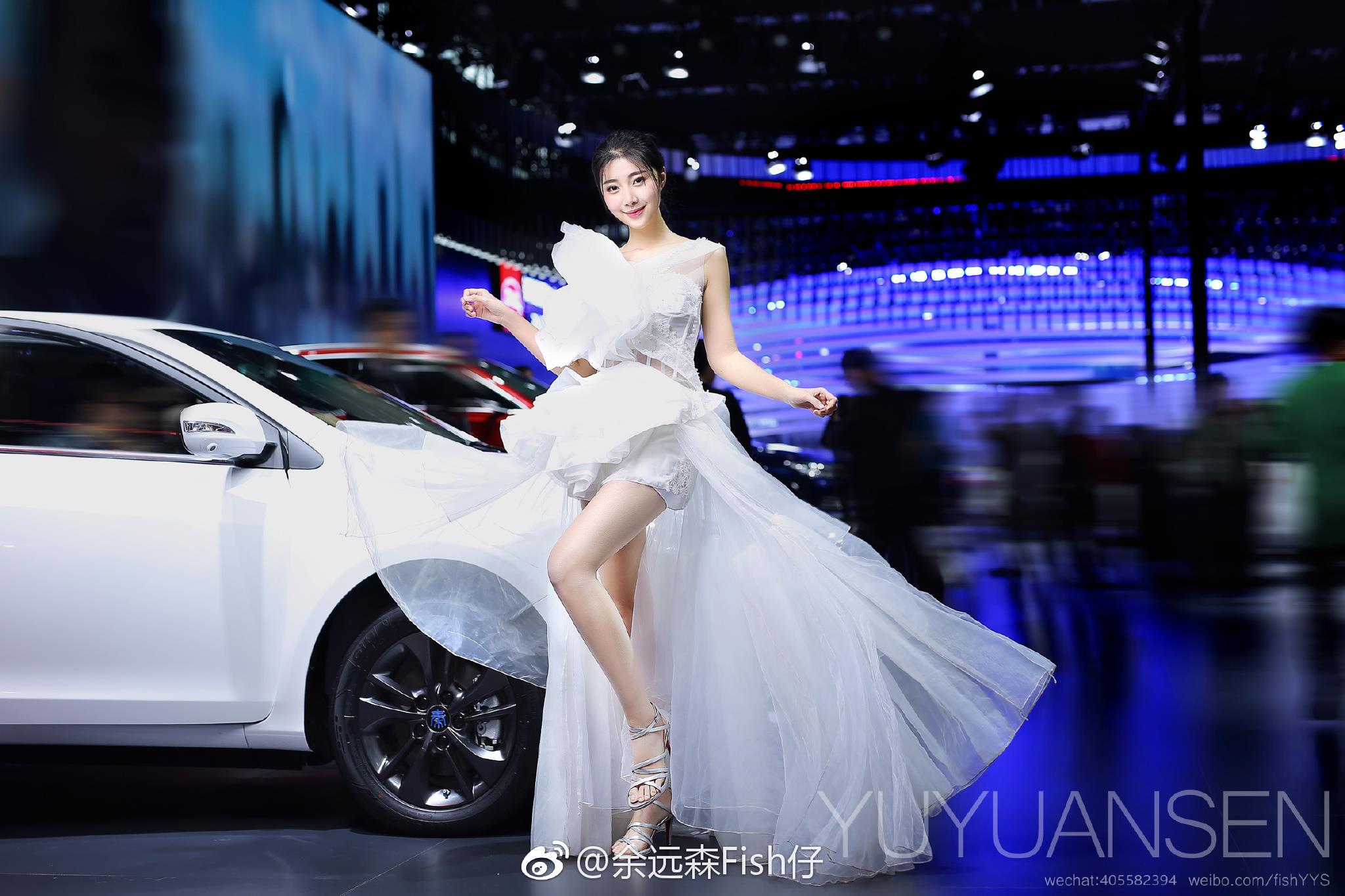 2017广州车展 比亚迪展台 美女车模 高以宁 白色婚纱礼裙  第4张