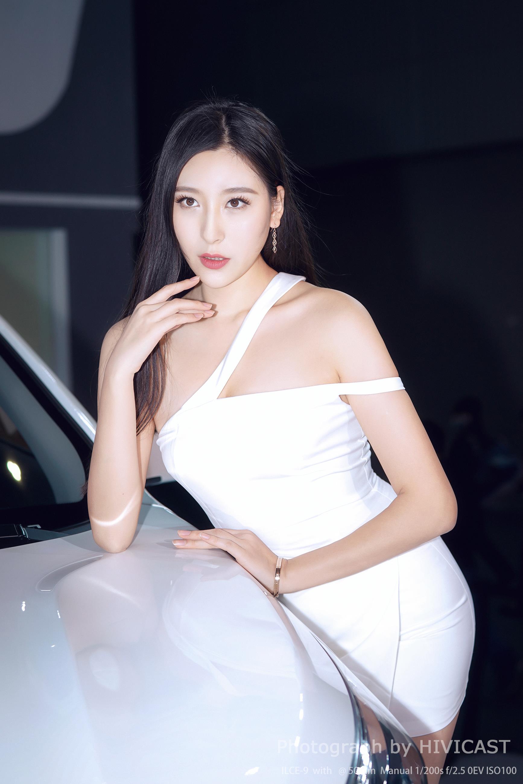 2017广州车展 华泰汽车展台 身穿白色吊带抹胸裙的美女车模  第4张