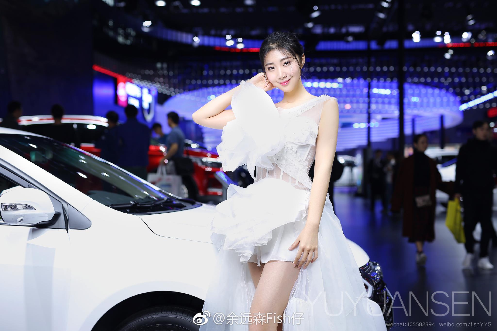 2017广州车展 比亚迪展台 美女车模 高以宁 白色婚纱礼裙  第5张