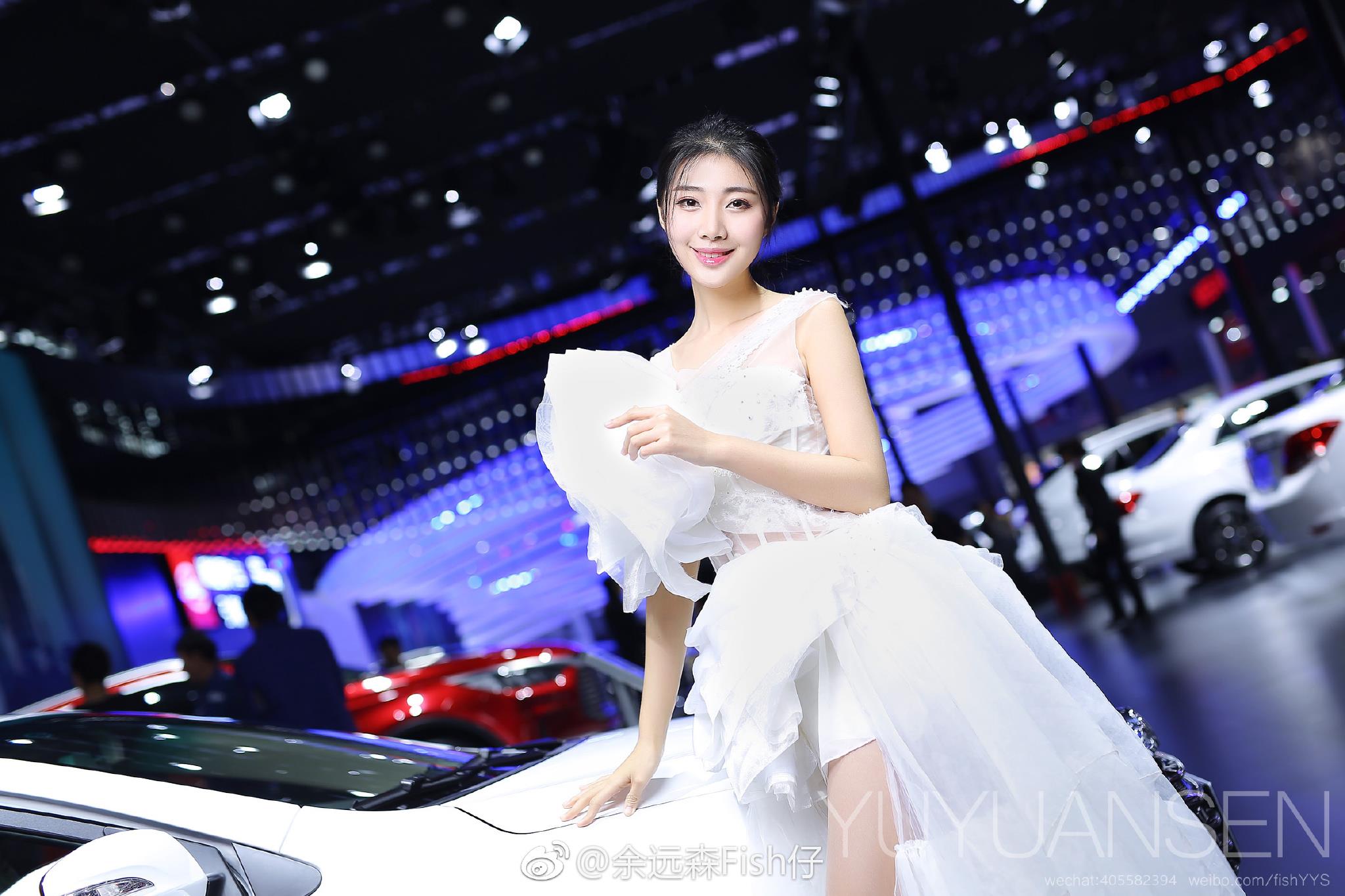 2017广州车展 比亚迪展台 美女车模 高以宁 白色婚纱礼裙  第6张