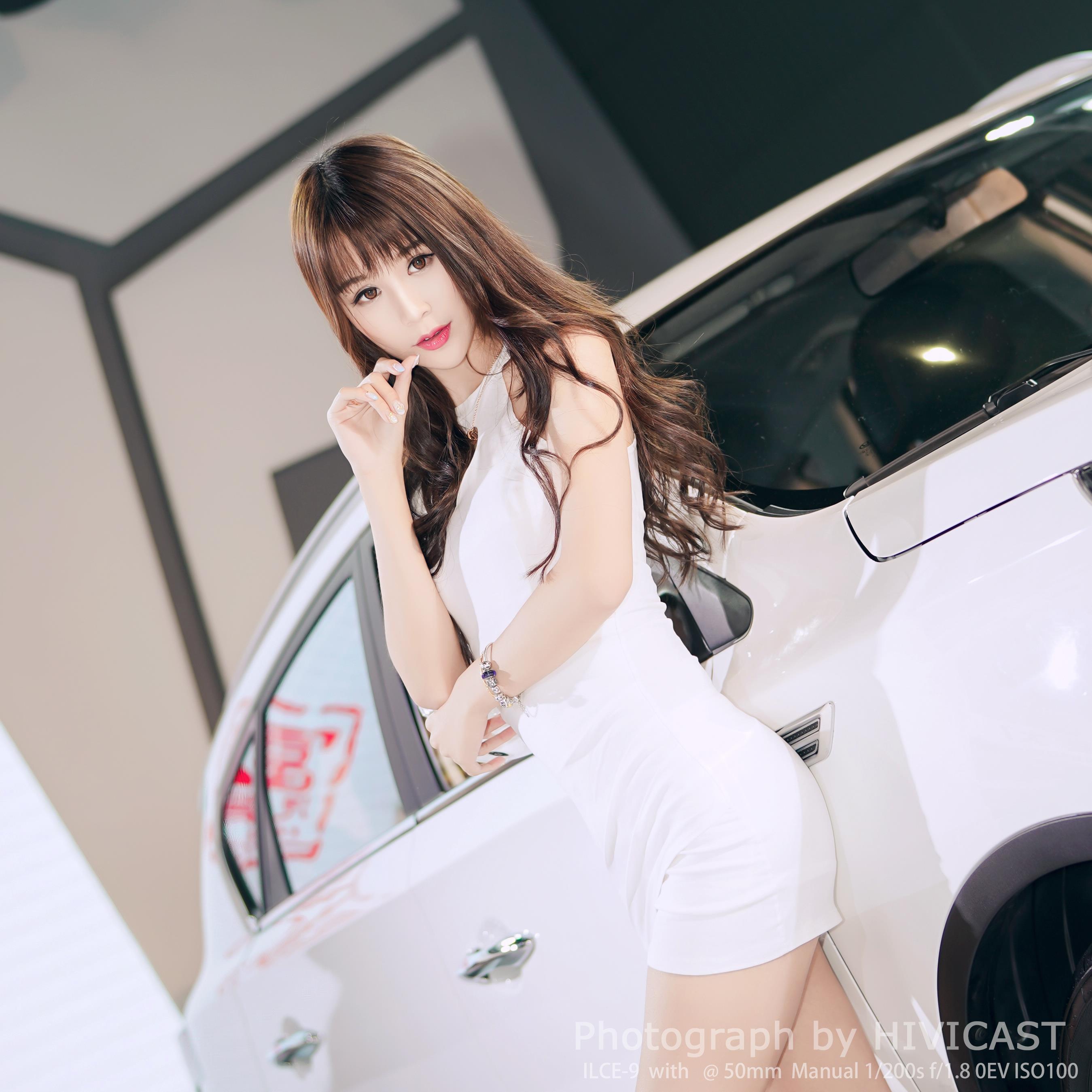 2017广州车展 华泰汽车展台 身穿白色吊脖连身裙的美女车模  第5张