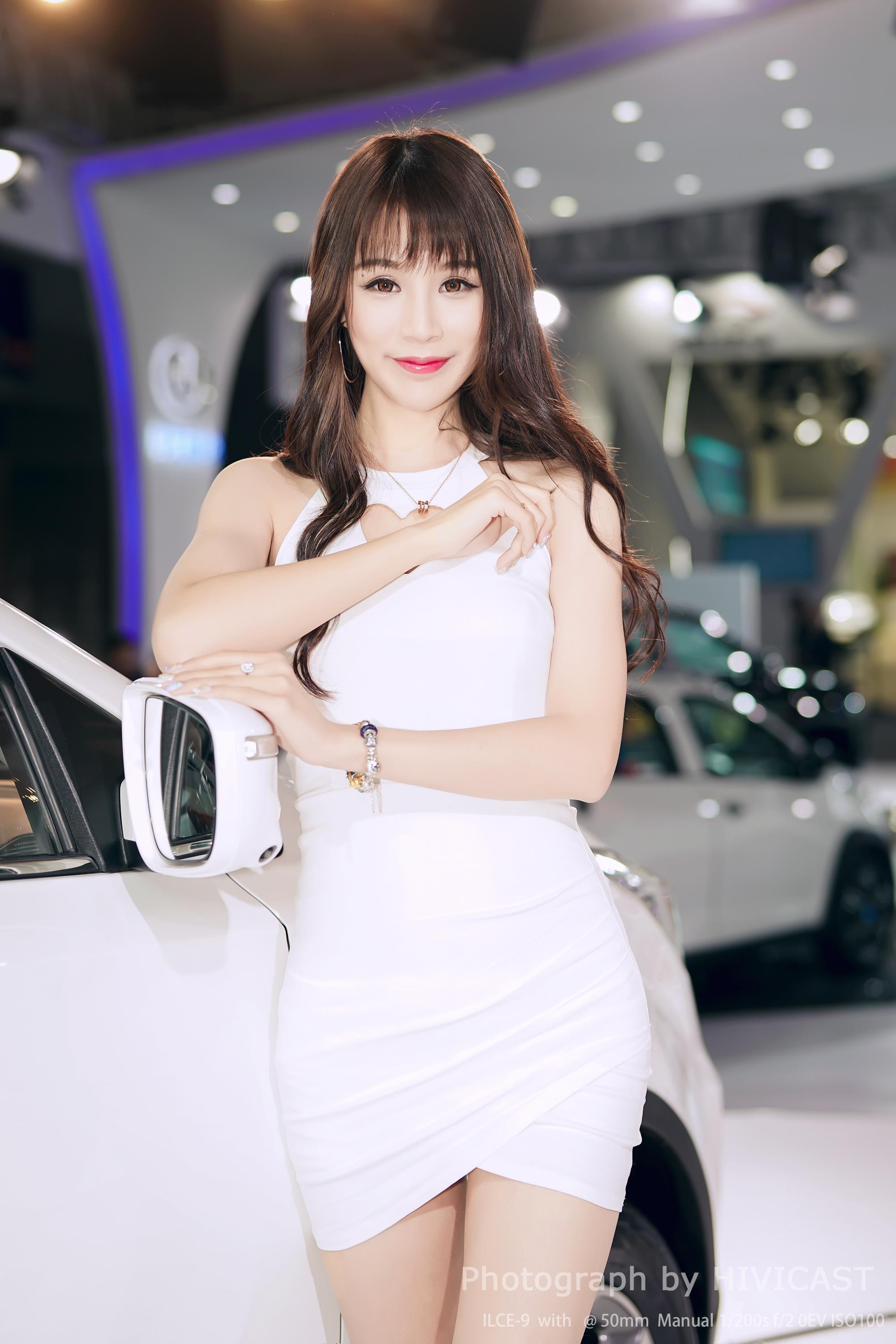 2017广州车展 华泰汽车展台 身穿白色吊脖连身裙的美女车模  第6张