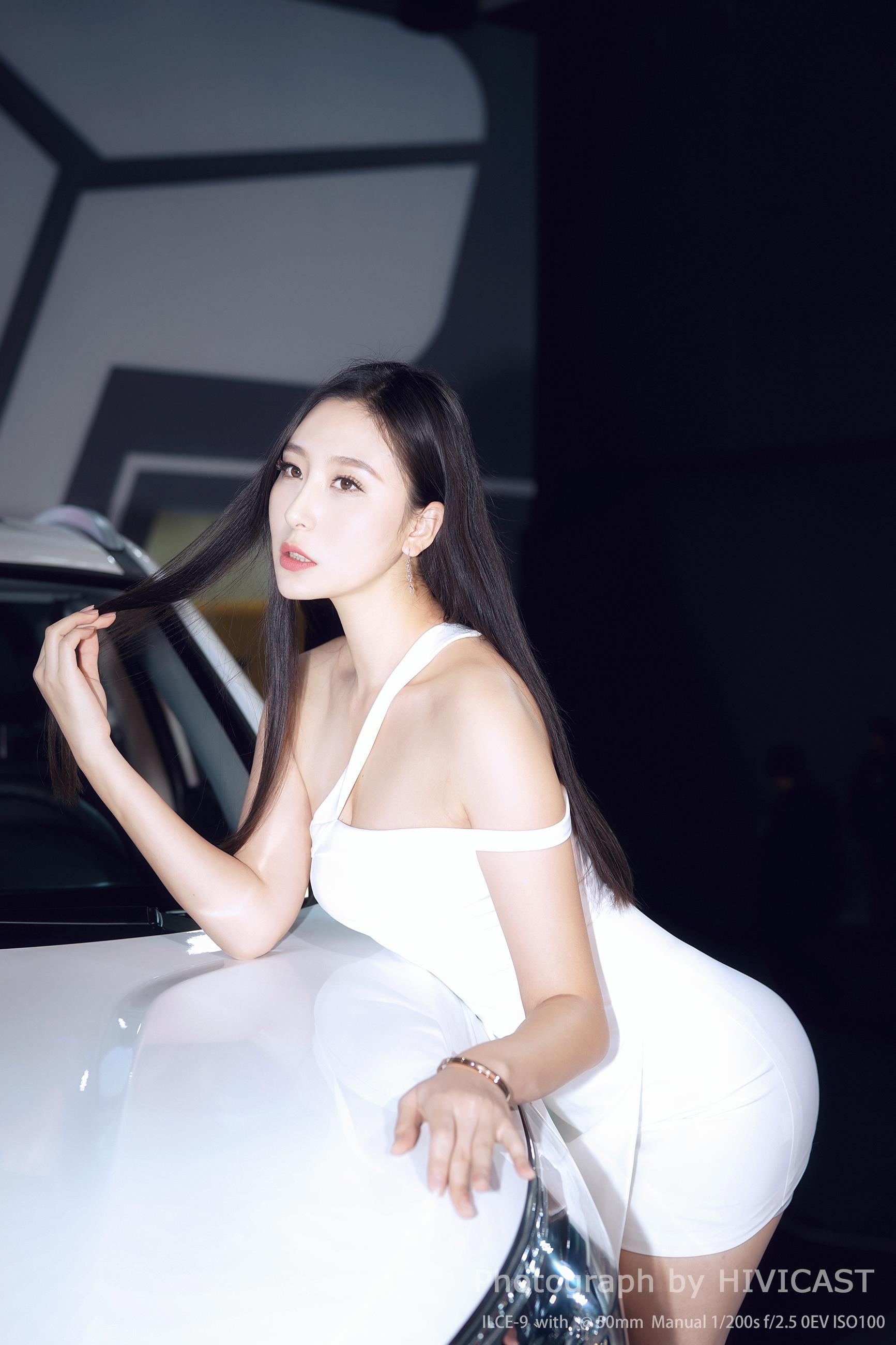 2017广州车展 华泰汽车展台 身穿白色吊带抹胸裙的美女车模  第6张