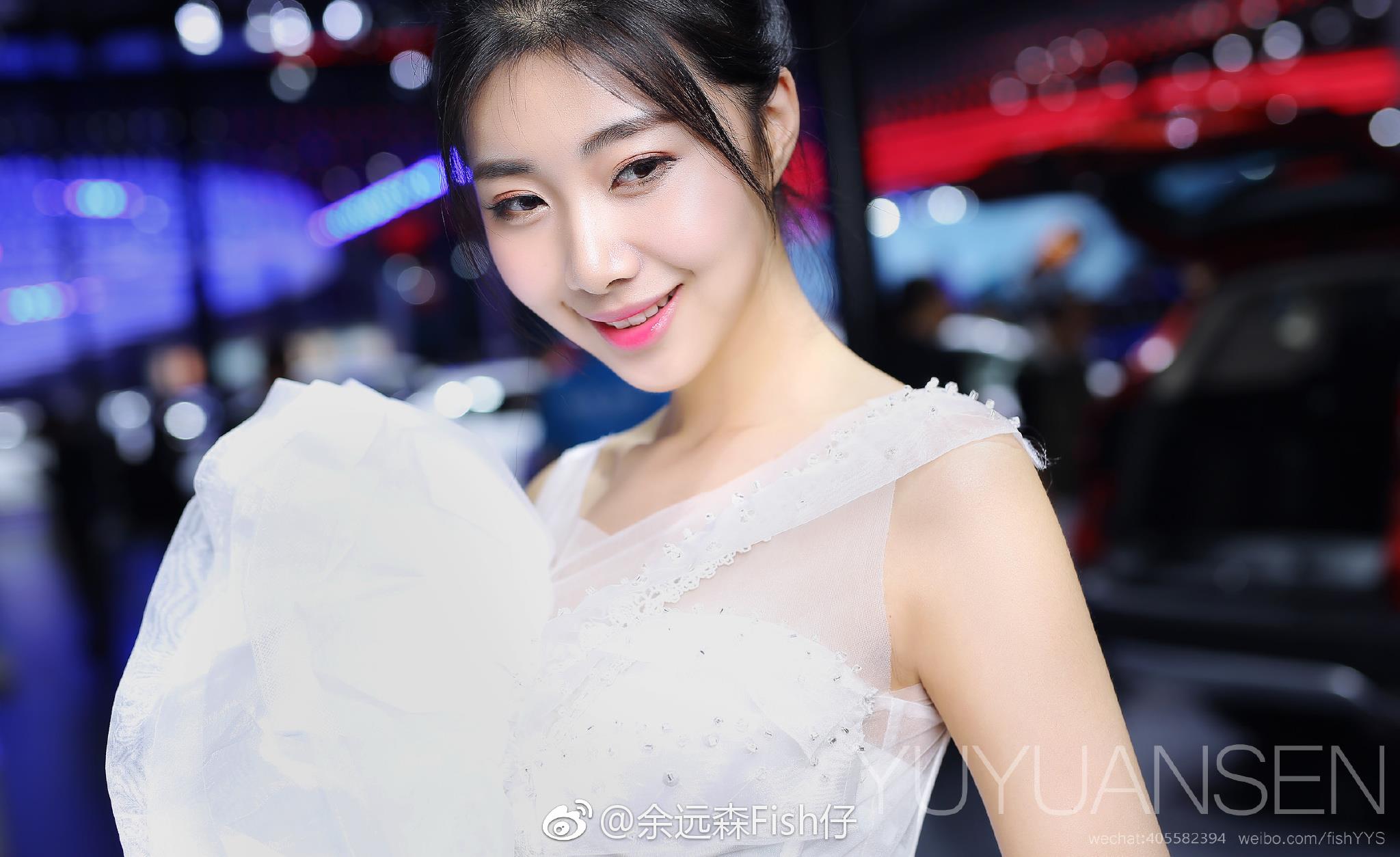 2017广州车展 比亚迪展台 美女车模 高以宁 白色婚纱礼裙  第8张