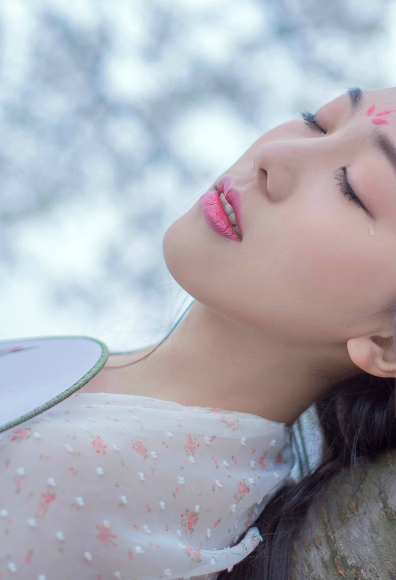 樱花树下的明艳古装美女温婉恬静