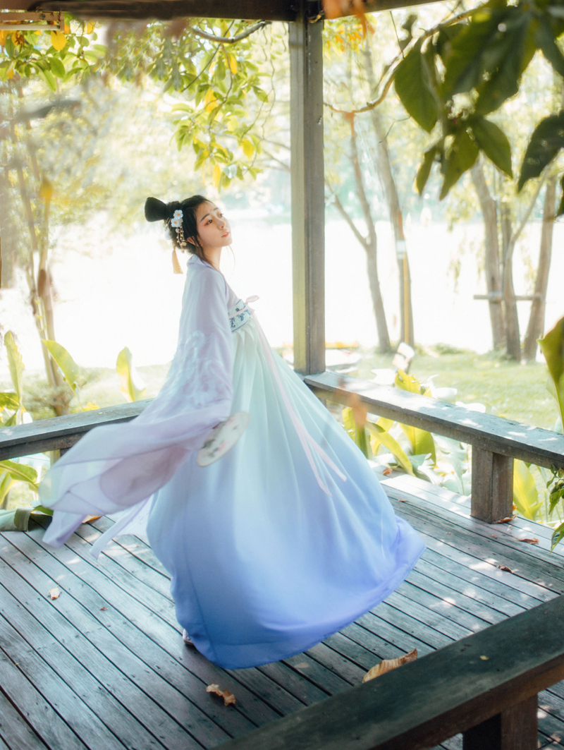 古装少女凉亭优雅写真气质逼人