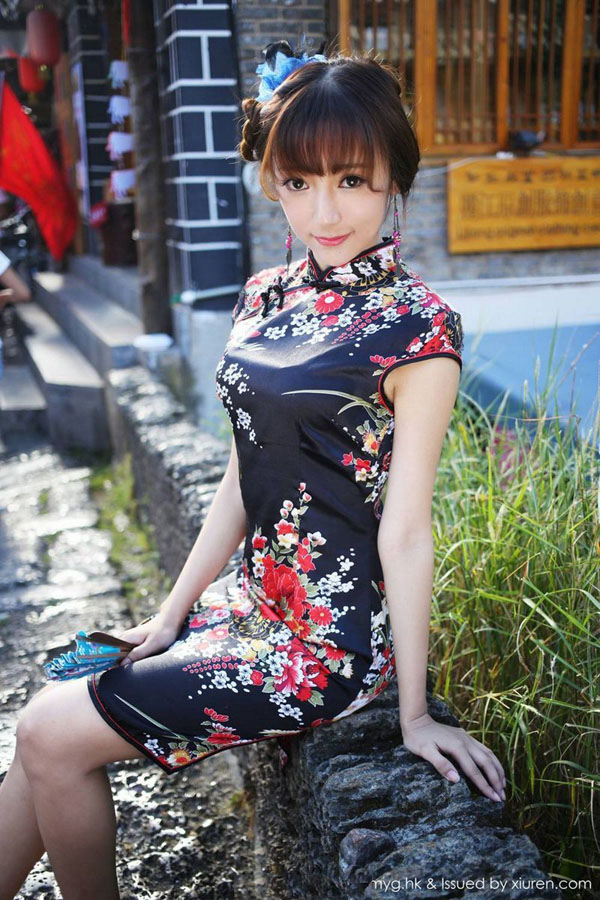 旗袍姑娘手持小折扇性感妩媚写真  第2张