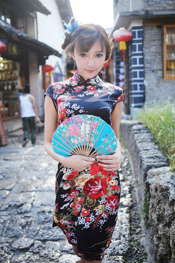 旗袍姑娘手持小折扇性感妩媚写真  第3张